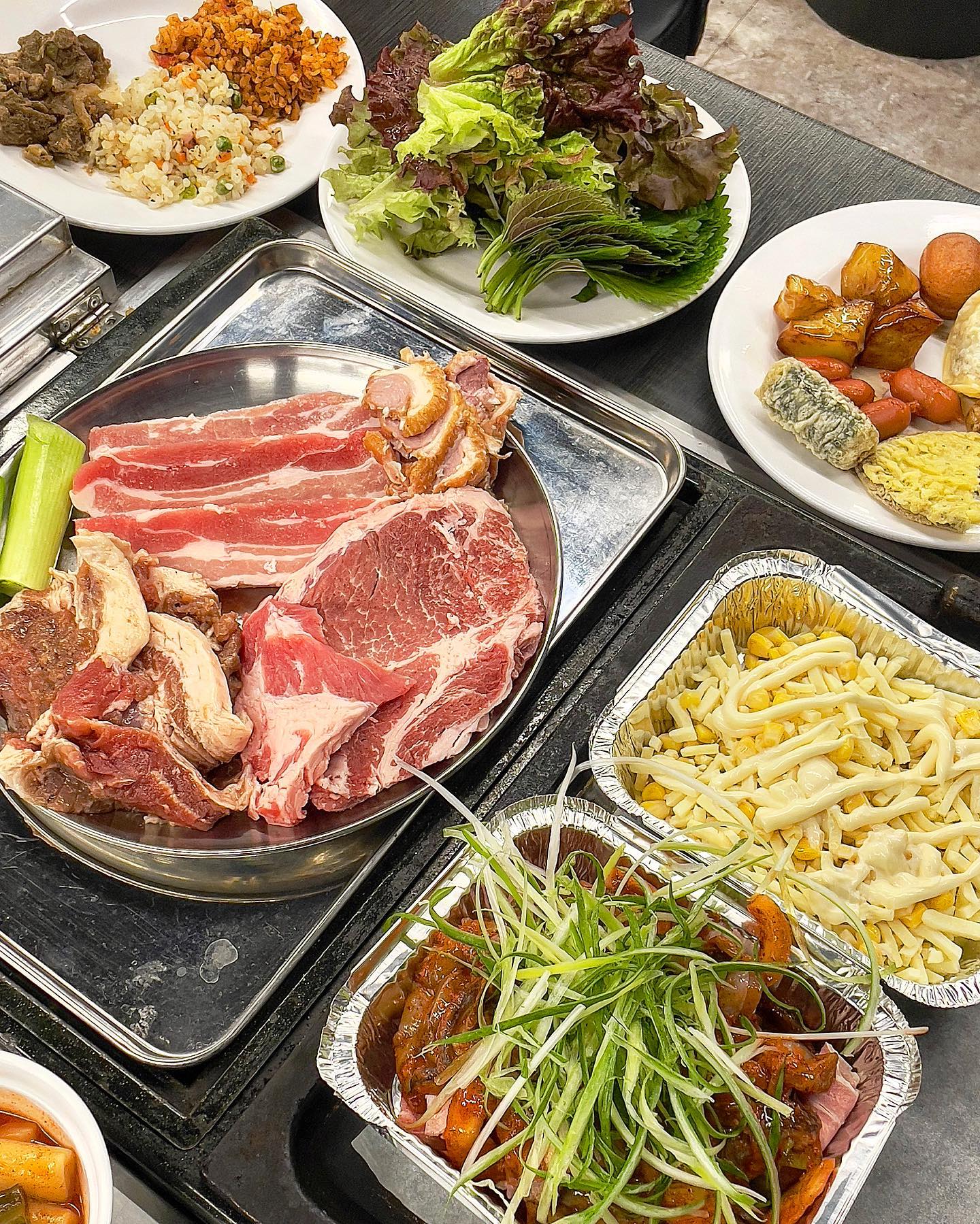 <조개+고기+쭈꾸미+샐러드바 무한리필 조개정육점 파주야당점>

📍경기 파주시 소리천로 25 A구역 4층, 조개정육점 
📍영업시간 : 월~금 17:00 - 23:00 / 토 13:00 - 23:00 / 
  일 16:00 - 23:00

📍넓고 쾌적한 공간에서 즐기는 해산물과 육류의 조합💛
📍삼겹살, 양념갈비, 목살, 훈제오리, 쭈꾸미 등 무제한으로 즐김 
📍싱싱한 조개와 가리비, 키조개, 소라, 석화, 백합 등등 
  수조에서 직접 꺼내서 가져가는 방식
📍샐러드바에는 다양한 메뉴가 준비되어 있음
 (볶음밥, 튀김, 오뎅탕, 조개탕, 라면, 탕수육, 떡볶이 등등)

📍술, 음료는 셀프로 가져간 뒤 자리마다 있는 바구니에 
  담아서 나갈때 계산 
📍조개말고 쭈꾸미랑 고기, 샐러드바 이용 시,
 조금 더 저렴한 가격에 이용 가능🔥

📍고기+쭈꾸미+샐러드바 무한리필
  성인 21,900원 / 초등학생 14,900원 / 미취학아동 7,900원
📍조개+고기+쭈꾸미+샐러드바 무한리필
  성인 31,900원 / 초등학생 18,900원 / 미취학아동 10,900원

 #협찬 #조개정육점파주야당점 #야당역무한리필 #야당쭈꾸미 #야당무한리필 #야당역쭈꾸미 #야당역맛집 #야당역조개구이 #야당역고기무한리필 #야당고기무한리필 #야당회식 #모임장소추천