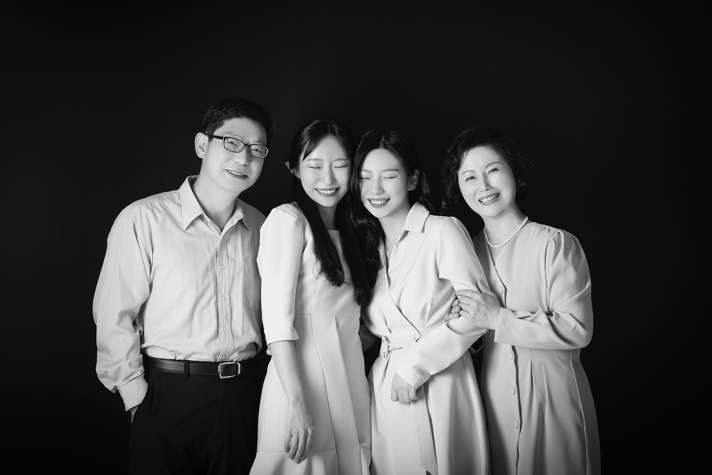 언니 결혼식말고는 찍어본적 없던 가족사딘,,
스폿라이트에서 성공적으로 찍고왔오요🫶🏻
가족사진도 이렇게 맛집이면 최고밖에 못돼..!

#부산사진관 #서면사진관 #부산가족사진 #서면가족사진 #부산이미지사진 #서면이미지사진 #스폿라이트서면점 #전포카페거리 #스폿라이트