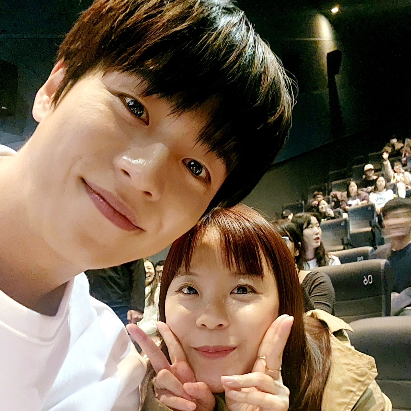 안녕하세요~ 네이버 영화 블로거 <황씨네> 입니다!

<도그데이즈>를 벌써 3번 관람했어요ㅎㅎ 너무 따뜻한 영화랍니당!

제 최애 이현우 배우님♥ 보고 왔어요 ㅠㅠㅠㅠ

이틀 연속으로 보고 와서 행복함에 빠져있답니당ㅋㅋㅋ 
드림 이후로 넘 오랜만에 봐요ㅠㅠㅠㅠ

몇날 며칠동안 취소표를 노려서 1열을 잡았다죠? 나 자신 칭찬해👍

그래서 같이 사진을 찍는 영광을!!! (근데 왜 나만 살찌고 늙었지?😂😂😂)

다음 영화도 기대하고 있을게요~^^

https://m.blog.naver.com/tjsdid1001/223349800318
☝<도그데이즈> 영화리뷰는 제 블로그에서 확인해주세요!

#이현우 #이현우배우 #도그데이즈 #도그데이즈무대인사 #hihyunwoo #현우야사랑해