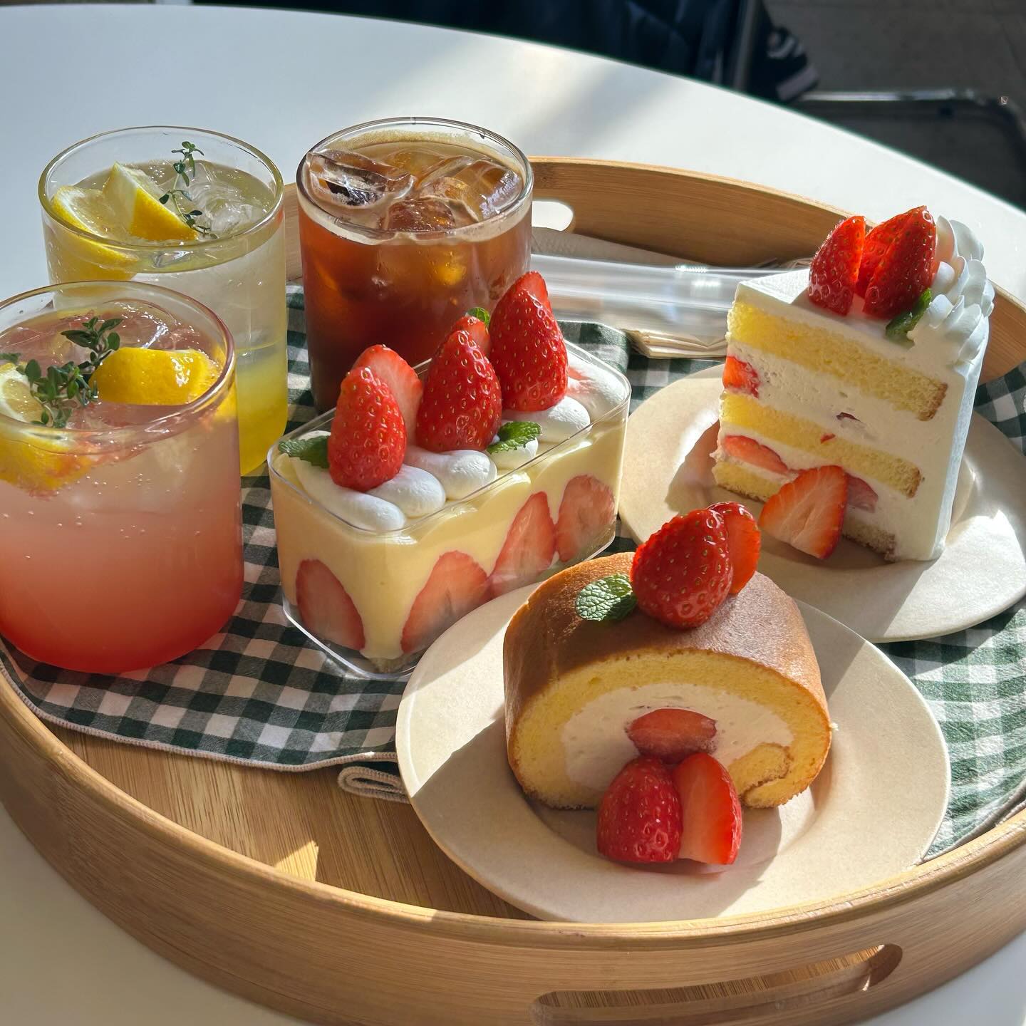 부산 전포 #오월생 #오월생카페

딸기덕후들 다 오월생으로 집합 🍓♥️
눈돌아가는 비쥬얼.. 침 좔좔 흐르는 여기가 바로 딸기디져트 천국 😍😍
