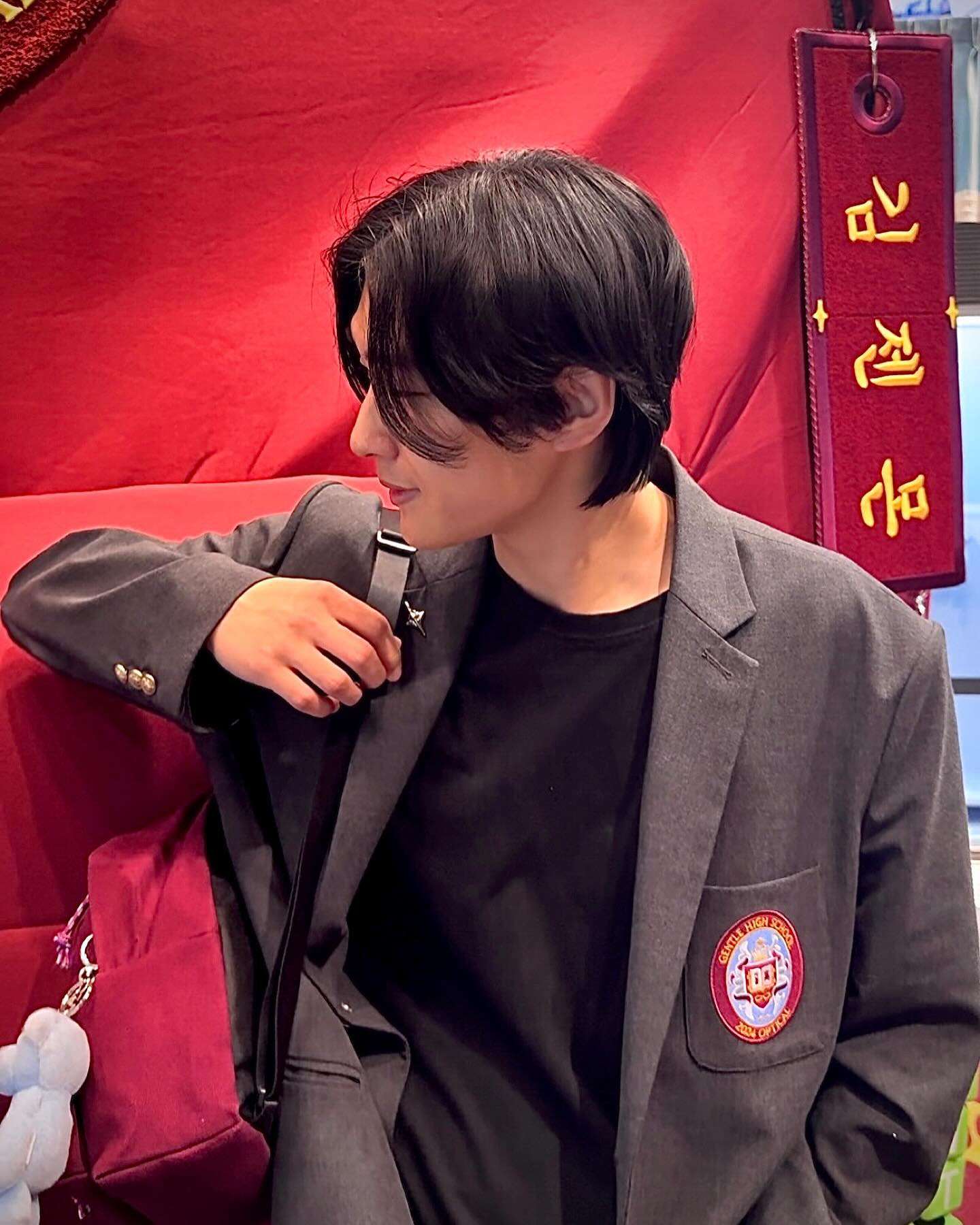 “사..상태창” 어 아니네 
이세계에 온 것만 같은 젠몬고! 같이 갈 친구 @ 태그!!

교복마이와 넥타이는 무료로 10분간 대여 가능하구요, 셔츠는 포함되지않기때문에, 

완성도 높게 즐기시려면 이너, 하의는 매치할 걸로 챙겨입고 가셔야 하구요.

플래그십 테마 운영기간은 
2024. 01. 14 까지라고 하니까, 서두르세요!

영업시간: 매일 11:00 ~ 21:00

여러분들도 하우스도산 젠틀몬스터 플래그십으로 진행되고 있는 젠몬고, 고? 

#젠틀몬스터 #젠몬고 #하우스도산 #하우스도산팝업 #압로핫플 #압구정로데오팝업 #팝업스토어추천 #이색데이트추천 #남친룩 #남자데이트룩 #소개팅룩 #wetheroad #테이크이지