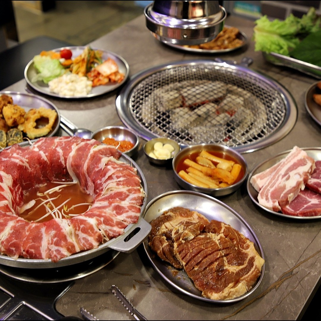 #협찬 신촌에서 10년넘게 사랑받는 무한리필 돼지갈비맛집 🍖통큰갈비 신촌점🍖
 
단돈 18,900원에
소고기,샤브샤브,삼겹살,스테이크갈비,
치킨,떡볶이,튀김,샐러드까지 무한리필로♥️

한 테이블에서 샤브샤브랑 
숯불구이랑 동시에 즐길 수 있는
가성비 끝판왕 👍🏻👍🏻

#신촌샤브샤브 #신촌고기뷔페 #신촌뷔페 
#서울뷔페 #샤브샤브맛집 #신촌통큰갈비 
#신촌무한리필 #신촌맛집 #신촌역맛집