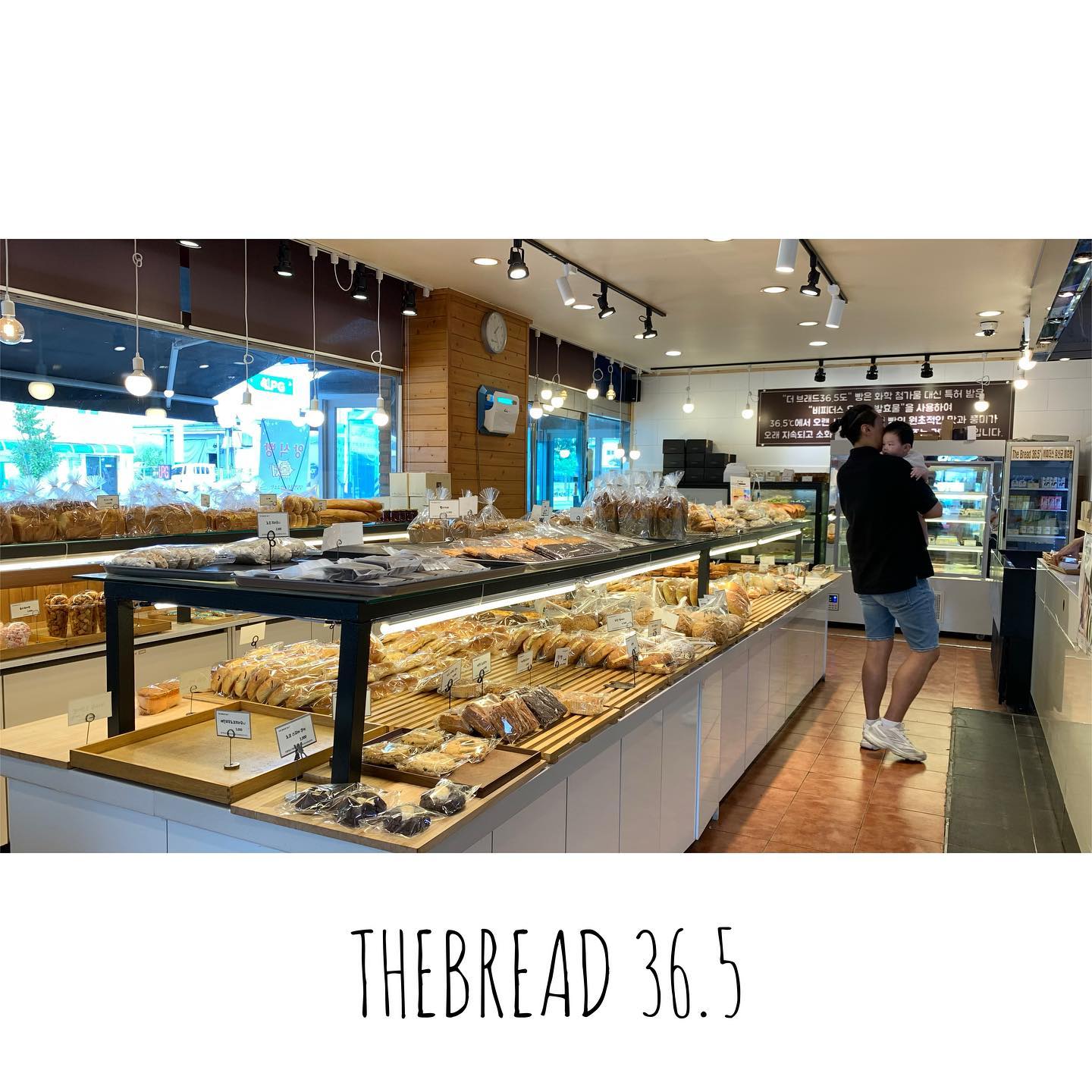 더브래드 36.5도 금촌점🥖 #협찬

보리빵이 유명한 더브래드 36.5
집에서 운정점이 가까워 자주가는데
이번엔 금촌점 방문😊💕

우와 우와 주차장도 넓고 
실내 실외 테이블도 많고
빵종류가 정말 다양하고
갓 나온 바게트도 겟
바게트는 통으로 뜯어야 제맛

빵 마다 재료를 아낌 없이 듬뿍 
넣었다 생각이 들정도로 
푸짐하고 맛있고

또 방문 완전 완전 각! 
빵지순례 하시는분들 강추

#디너의여왕#금촌빵집#파주빵집#파주베이커리카페#더브래드36.5도#빵지순례#파주맛집#운정맛집#빵스타그램#맛있다그램