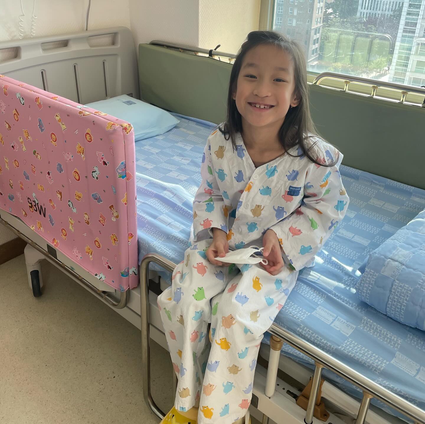 우리 막내 딸 입원 했어요! 편도 아데노 제거 수술 내일 합니다! 💪 Gina has been hospitalized for her long awaited tonsillectomy and adenoids removal tomorrow! Wish us luck!