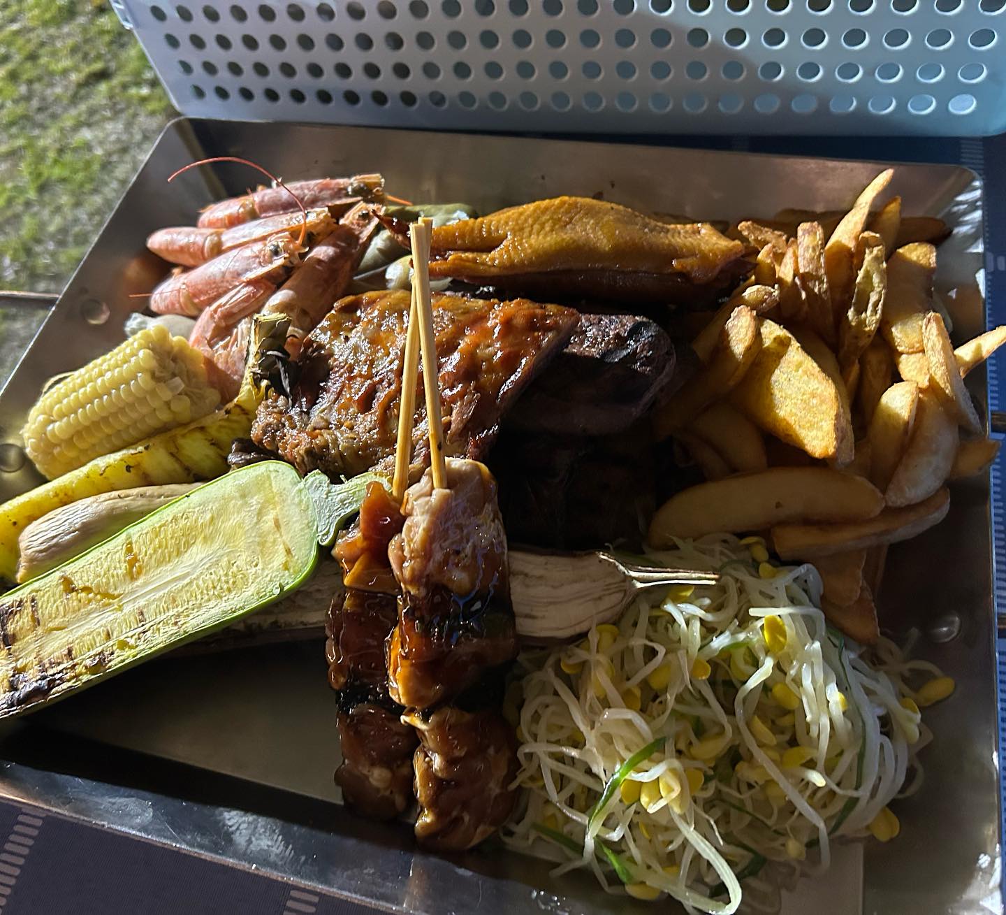용평리조트 별이빛나는밤에🍻

글램핑을 결제만하고 날짜예약을 안해서... 결국 별이빛나는밤에 즐기기ㅋㅋㅋ
2년전 보다 더 맛있어진 바페큐세트
노래도 들으며 소맥고고~
야경맛집에서 사진도 남기고ㅋㅋㅋ
어머님이랑 셀카도 찍고ㅋ
결혼 9년차되니 시어머니랑 여행도 편해요.
#용평리조트 #별이빛나는밤에 #용평리조트별이빛나는밤에  #바베큐세트
yongpyongresort_official