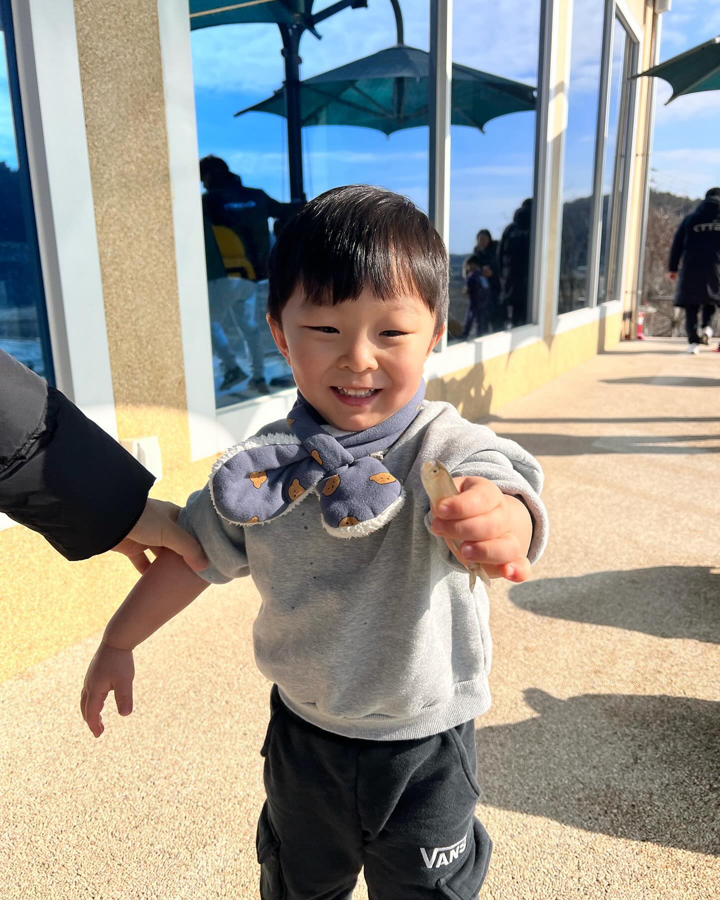 .
겨울이니까 겨울다운 놀이하러🧊❄️😍
빙어잡기는 생각 이상으로 너무나 즐거워하고
얼음썰매도 너무 재밌어했지만
내가 몸에 알베긴건 비밀ㅋㅋㅋㅋㅋㅋ
이번주 주말도 불태웠다🔥
.
.
#김포아기랑갈만한곳 
#닐라이카페