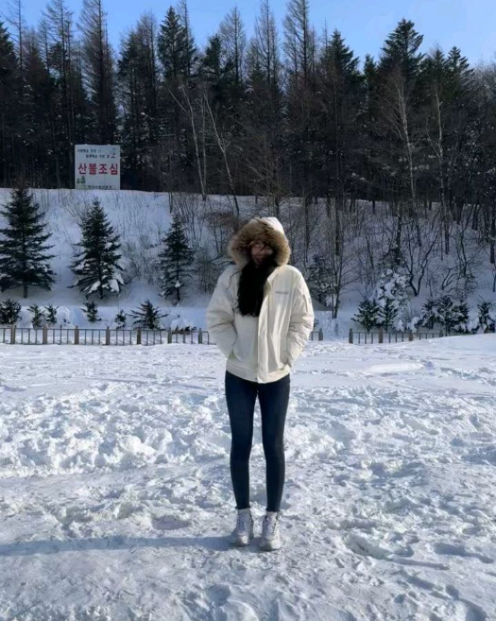 500일 기념 강릉여행(24.02.11~24.02.12) 

설연휴에 껴있으면서 다행히 설날은 아니라 은근슬쩍 놀러갈 수 있었던 500일ㅋㅋ
500일 선물로 받은 가방도 개시하고!!
강릉가는길에 엄청 쌓인 눈도 보고(너무 추워서 꺄르륵만하고 돌아옴ㅋㅋ)
강릉가서 바다 구경도 하고, 맛있는 회(79막회 두번째 방문 넘 맛있음ㅎㅎ)도 먹고
술 깰 겸 다시 바다산책 + 폭죽놀이에 2차로 치맥하러 갔다가 한조각 먹고 잠들고..ㅋㅋㅋㅋ
다음날은 정화식당(벌써 세번쨰 방문 넘넘 맛있음 사랑해욥♡)에서 밥먹구 해안길 따라 바다구경하면서 마무리💕 

언제나 사랑해🥰 jisung_9512

#강릉여행 #강릉 #강릉맛집 #79막회 #강릉79막회 #정화식당 #강릉정화식당 #경포대 #겨울바다 #500일 #기념일 #데이트 #여행 #바닷가 #해변 #해안도로 #일상 #월요팅