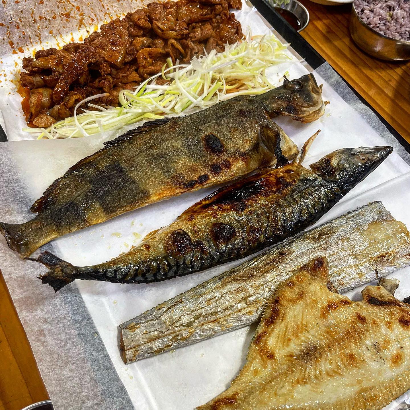 #협찬

천안 토박이분들의 찐맛집 풍세에 위치한 #풍세식당

📌연탄 불고기 (12,000)

연탄불고기가 나왔는데 비주얼부터 대박이더라구용 💓
연탄향 솔솔 풍기는데 미칠뻔했습니다😝
옆에 같이 나온 파도 구워서 먹으면 엄청 달달하더라구요!
간이 쎈 편이 아니라 아이들과 함께 먹기도 좋았어요 💓

📌생선 모둠구이 (30,000)

생건 모둠구이(소) 를 주문했는데요! 임연수, 고등어 , 갈치, 가자미 네 종류가 함께 나와요 ♥️
임연수 자칫하면 비린내가 심하게 올라 올 수 있는데 풍세식당은 비린내가 하나도 안나고 엄청 고소하더라구요 ♥️ 그래서 그런지 다른 테이블도 다 생선이 있으시더라구요 !
고등어도 살이 통통하고 갈치도 살이 잘 발려서 좋았습니다 ㅎㅎ
가자미도 통통해서 밥에 올려먹기 딱 좋았어요!

그외 된장찌개를 추가 주문 했는데 된장찌개도 생선과 잘어울리는 된장찌개였습니다 💓

#천안맛집#천안맛집추천#풍세맛집#천안고기집#천안밥집#풍세밥집#풍세고기집#천안삼겹살#풍세삼겹살#풍세맛집추천#먹스타#고기집#삼겹살#풍세회식#풍년식당