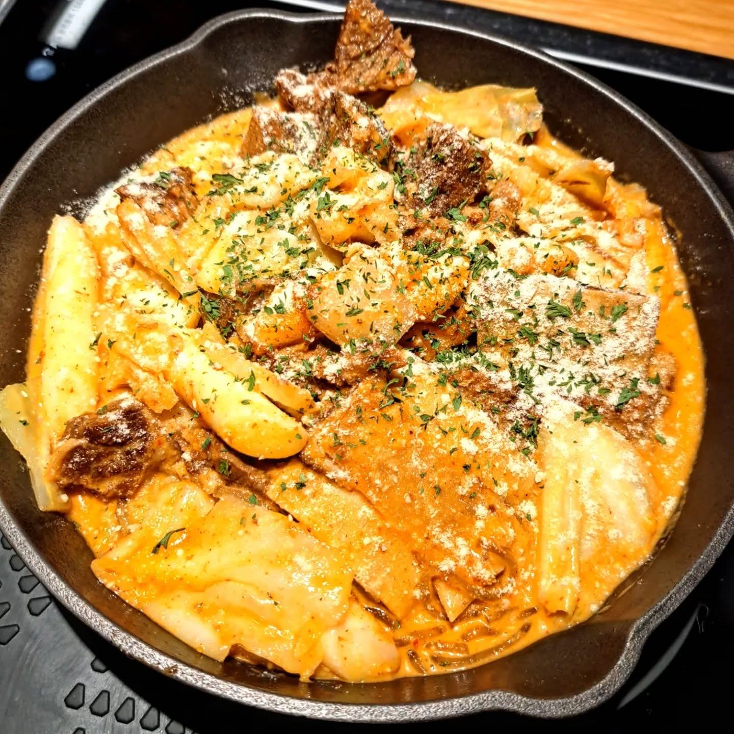 #협찬 고속터미널 크림소갈비찜 맛집 <매우매오 파미에스테이션>
강남역 맛집으로 유명한 매운소갈비찜 전문점인 매우매오가 파미에스테이션에 입점했어요!

매운소갈비찜과 크림소갈비찜을 맛볼 수 있는데 저희는 크림소갈비찜 세트를 주문했어요

크림소갈비찜 2인세트는 크림소갈비찜2인 + 참치마요주먹밥 + 계란찜 + 음료1로 구성되어있어요

소갈비찜 매운맛은 1~6단계 조절 가능한데 크림소갈비찜은 맵기단계 설명보다 크림소스가 추가되어 조금 덜 맵다고하니 참고해서 주문해야해요

맵기 단계는 1단계: 순한맛, 2단계: BEST추천, 3단계: 불닭볶음면, 4단계: 엽떡매운맛, 5단계: 4단계x2, 6단계: 5단계x2 로 맵찔이부터 맵고수까지 먹을수있는데 저는 맵찔이라 2단계로 했어요

제공되는 메뉴 뿐만 아니라 떡, 당면 무한리필이 가능해서 배부르게 먹을 수 있고 모든 메뉴가 가성비가 좋아서 부담없이 먹을 수 있는 맛집이에요

볶음밥은 먹다남은 소스가 아닌, 주문과 동시에 새로운 소스에 조리되어 위생적이고, 치즈볶음밥은 치즈에 밥이 토핑된 정도로 치즈가 많아서 꼭 먹어줘야해요

몰에 들어와있는 매장들 같지 않게, 감각적인 인테리어로 색다른 분위기가 돋보이고
해바라기 조명, 나무울타리와 나무스피커장 등, 붙박이의자는 등부분 쉐입이(ㅁ,ㅇ형태)등 매우매오를 감각적으로 구현하여 감성 넘치는 인테리어인데 넓고 쾌적해서 편하게 이용할수있어요!

위치
서울 서초구 사평대로 205 (반포동, CENTRALCITY 반포천 복개주차장) 파미에스테이션 2층 213호
.
.
.
#매우매오 #고속터미널맛집 #고터맛집 #파미에스테이션맛집 #강남신세계맛집 #소갈비찜 #고속터미널역맛집 #크림소갈비찜 #한식맛집 #한식 #매운소갈비찜 #먹스타그램 #먹스타 #먹팔 #먹팔맞팔 #먹팔해요 #먹스타맞팔 #먹스타소통 #좋아요반사 #좋반
#좋아요테러 #데이트코스 #likeforlikes #맛집추천 #맛집스타그램 #맛스타그램 #맛집