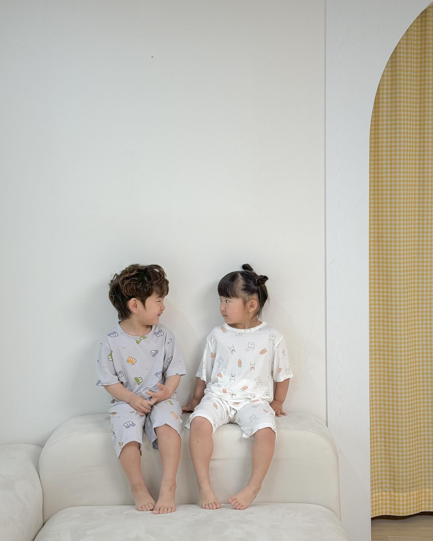 #협찬 

리꼼실내복 두번째룩도 찰떡🐰🩵

👧🏻 로아 98cm 15kg - L 착용
👦🏻 로운 103cm 17kg -L 착용

#실내복 #여름실내복 #유아내복 #리꼼 #아기모델 #베이비모델 #남매 #남매룩