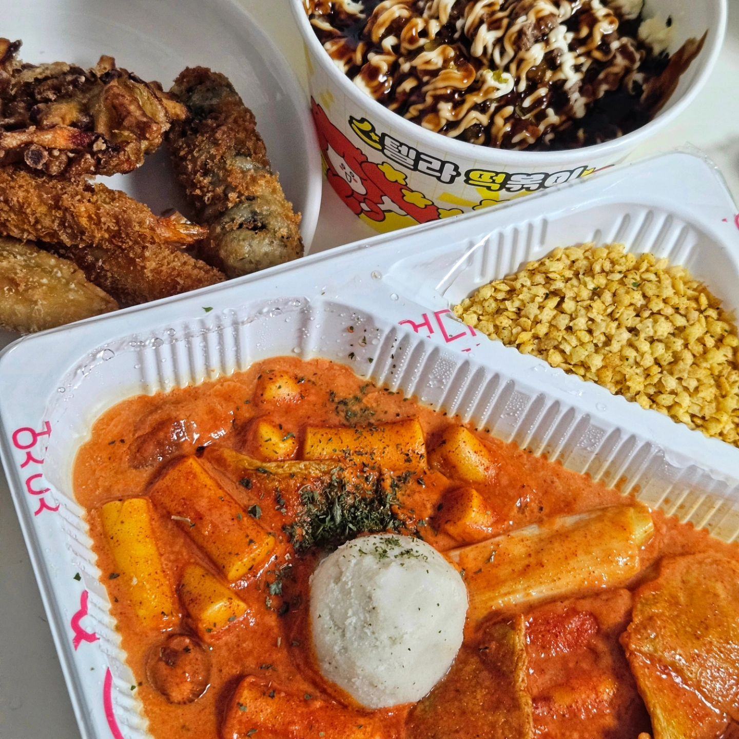 #스텔라떡볶이 #로제떡볶이

사실 신전이 먹고팠는데 ㅎㅎ
스텔라 로제는 크림떡볶이 느낌이었다
부드러운 맛 좋아하면 몰라도 느끼해서 내스타일은 아녔음 🥲
+ 집앞 GS프레지에서 사온 닭똥집튀김 가성비 괜찮네~

#주말 #떡볶이직먹직찍 #떡볶이스타그램 #떡볶이 #배달떡볶이 #먹스타그램 #먹스타 #직먹직찍