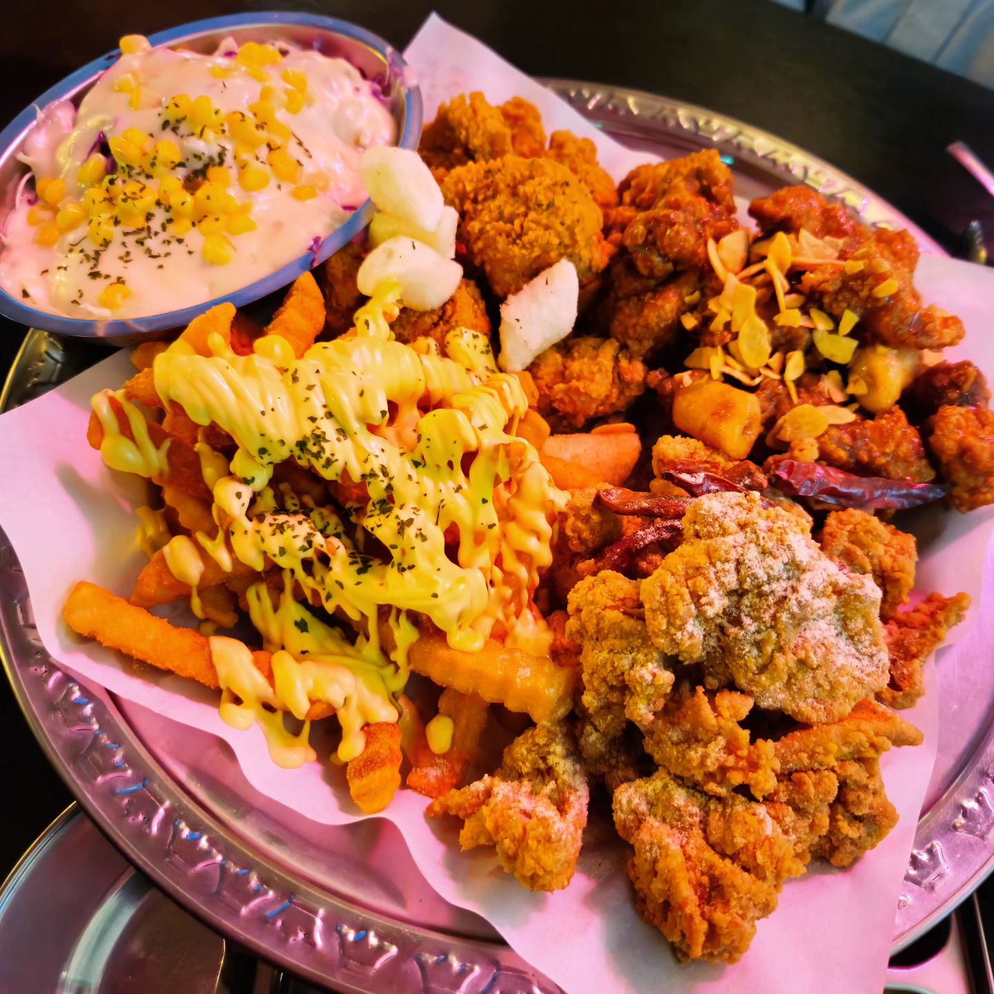 #협찬
📢 송도 타임스페이스 치킨집은 철인7호치킨❤

🔊 이렇게 맛있는 치킨집을 이제야 알게 되었다니,,

👉 새롭게 알게 된 프랜차이즈 치킨집인데, 인기가 정말 많더라고요?! 불금 단체 회식을 연달아서 2번 하는 곳이었어요! 가성비+맛+친절함의 결과입니다😆

✅ 크리스피 철인 3종세트 (순살) 24,000원
3가지 맛의 순살치킨을 먹을 수 있는 세트!

 🔹️8가지 맛 중 택3: 후라이드, 양념, 간장, 매운간장, 홍갈(칠리+마늘), 매떡, 핫매료, 핫커리

추가 금액 없이 먹는 순살세트 짱입니다. 갓 나온 치킨은 겉바속촉인데다가 종류별로 먹는 맛이 있어서 좋았어요. 후라이드가 바삭하고 고소한 게 제일 맛있었고, 간장은 단짠😊, 핫매료는 매콤달콤한 양념이 아니라 가루였어요. 매콤치즈 양념감자 가루 느낌이랄까요? 꽤 매력 있는 메뉴!

떡은 메뉴마다 튀기거나 양념을 다르게 묻혀주더라고요. 

✅ (난리세트) 샐러드, 양념감자 추가 + 2,000원 
단 2천 원만으로 샐러드랑 버터갈릭감자를 먹을 수 있다니,, 철인7호치킨 이제 단골 예약입니다. 상큼한 샐러드와 두툼하고 바삭한 감자튀김이 진짜 별미예요.

기본 반찬은 계란탕, 소금, 양념소스, 치킨무였어요.

☝남은 치킨은 셀프 포장 가능하도록 한 센스만점 가게💛 바쁘신 와중에도 친절하게 응대해 주는 곳이라 꼭 다시 가고 싶은 곳이에요😄

📍철인7호치킨 인천송도점
🏠 인천 연수구 하모니로138번길 11
⏰ 매일 11:00~03:00 (라스트오더 02:30)

#먹뽀백멍이_협찬 #철인7호치킨 #먹스타그램 #먹팔 #먹팔해요 #먹팔환영 #먹팔맞팔 #먹스타맞팔 #맛집 #맛스타그램 #송도신도시맛집 #송도센트럴파크맛집 #송도치킨 #인천대입구역맛집 #송도맛집 #인천송도맛집 #인천송도치킨 #연수구치킨 #송도동맛집 #송도동치킨 #연수구치킨 #인천치킨맛집 #송도센트럴파크치킨 #송도동치킨 #송도센트럴파크치킨 #송도치맥 #인천치맥맛집 #송도치킨맛집 #센트러파크치맥 #철인7호치킨인천송도점