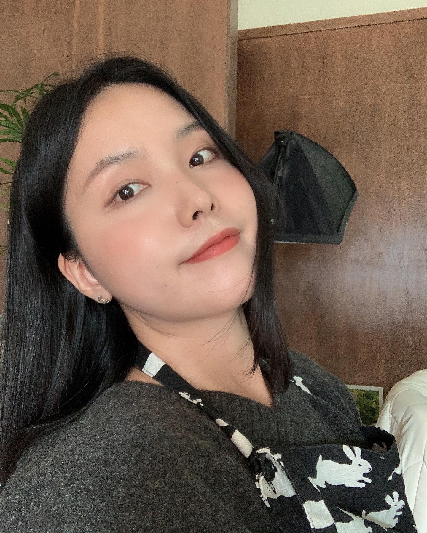👩🏻
오랜만에 화장하구 출근했다🙂
셀카 머쓱,,,내 반려 트롤들과 함께💓
(요즘 인스타 느낌은 아닌거 같은데? 난 감이 없다🫥)