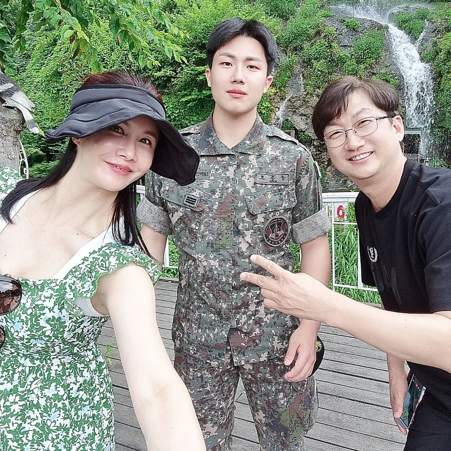 🌈사랑하는 아들 면회 다녀왔어요.
이제 병장이에요~~♡

✔️이병 입대할때, 그리도 짠하고 맴찢이더니...

✔️병장 됐다는 말에 을매나 기분이 좋던지 ㅎㅎㅎ

그래서 다들 '짱'먹으려고 하나 봅니다^^;;

🌈숫기도 없고, 말수도 적은 울아들이 내무반에서 제일 높다니...ㅋㅋ

많이 단단해져서 나오렴♡

✔️사랑한다.
✔️응원한다. 

#아들면회 #병장 #육군 # 군대면회 #아말다말