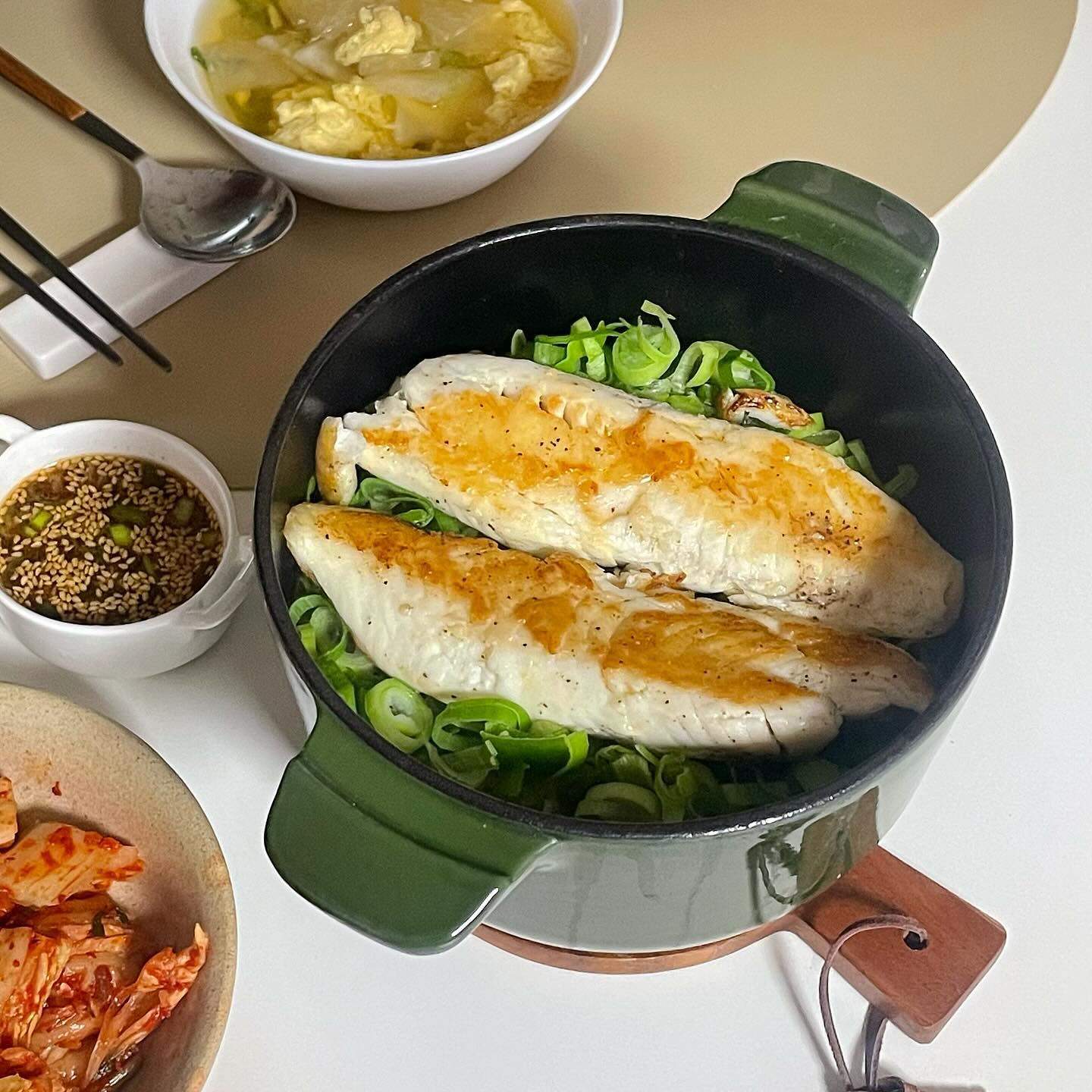 🌞틸라피아솥밥
.
다이어트할 때 코스트코에서 사놓은 틸라피아로 솥밥을 만들어봤어요☺️ 그냥 구워먹어도 맛있는데 솥밥으로 먹어도 엄청 맛있어요! 레시피 궁금한 분들 계시면 알려드릴게요🫶🏻
.
.
.
.
.
#먹스타홍홍 #틸라피아 #틸라이파솥밥 #솥밥 #신혼부부밥상