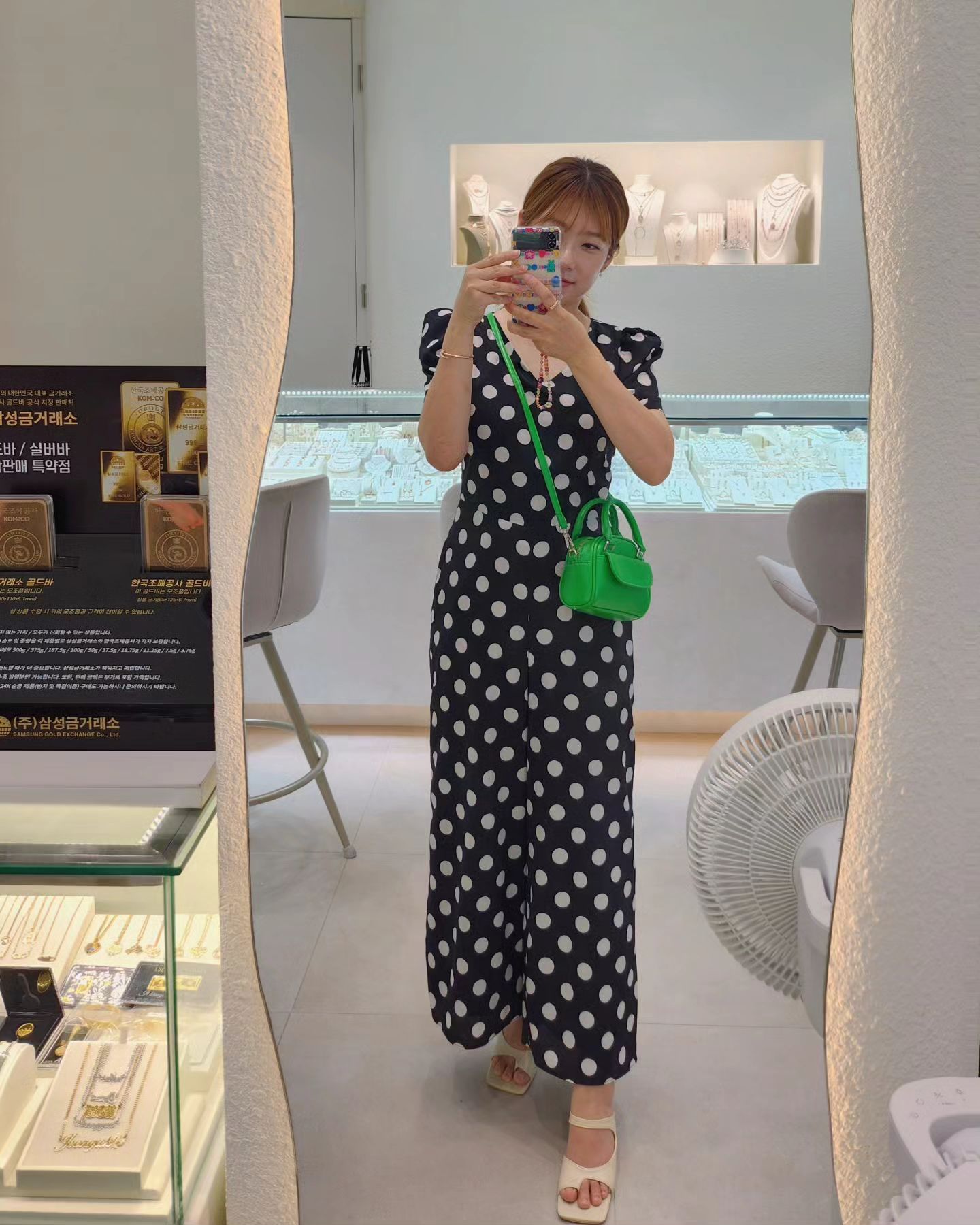 살이빠졌을때만 들어가는
내최애 점프수트...들어갔다 오예💚
미니백 주문가능🫶

#일상
#워킹맘
#거샷
#육아맘
#김해맘
#미니백
#미니크로스백
#범일동
#아가페주얼리