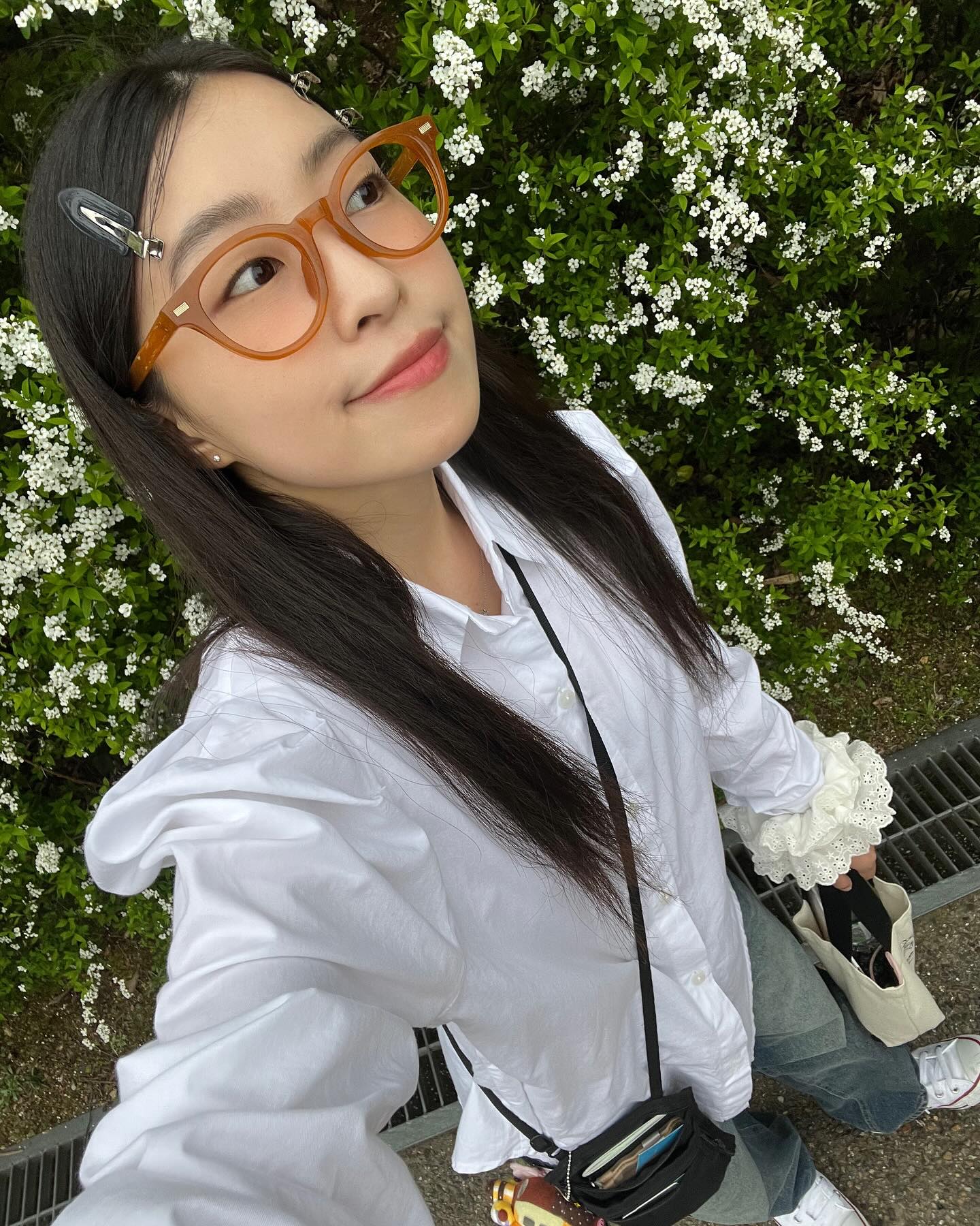 ⛩️교토 시내 문구 투어 
지난 게시글이었던 토비치 샵에 이어 교토 시내에 서로 가깝게 붙어있는 350년 전통의 Kyokyodo, Cozyca의 브랜드 Hiraeth, 스테이셔너리 샵 Tag를 다녀왔다.

📎 Kyokyodo (교토 본점)
350년 전통의 전통 종이 문구를 판매하는 곳. 붓, 먹, 인센스 등도 주력 상품으로 판매하고 있다. 가성비 문구보다는 전통적인 문구를 판매하는 곳이라 그런지 엽서 또한 일본 전통지와 실크 스크린 기법으로 제작했다. 제일 좋았던 건, 벚꽃 시즌을 타겟으로 해 전통 종이로 제작한 벚꽃 씰스티커였다.(왜 안사왔지? 👉 쓸 일이 없을 거라 확신해버려서🤣) 5번째 사진 하단에 벚꽃 모양 종이가 겹겹이 레이어드 된 그라데이션 한지는 너어무 예뻐서 구매해버렸다..🥹🌸 이걸 언제 쓴담…!!!!!! (너무 소중해)

큐쿄도는 나이토 히로시라는 건축가가 설계한 곳이라 건축에 관심이 있는 분께도 추천! (높은 천장에 한낮의 빛이 들어와 조명을 대신한다. 또한 매대마다 스탠드 조명을 달아 밤에는 어둡지 않도록 배치했다.)

📎 Hiraeth
Cozyca Products의 직영점인 Hiraeth. 일본의 어떤 샵에 가도 항상 있는 브랜드이다. 그만큼 점유율이 무지하게 높은 곳인데, 그래도 들러야 하는 이유가 있다면.. Cozyca의 제품이 한 곳에 다 모여있다는 점 때문. 

일본 특유의 보들한 종이를 사용한 메모패드와 편지를 주력 상품으로 미는 곳이며, 여러 일본의 일러스트레이터들과 협업해 일러스트 문구 제품을 만든다. 특히 nishi_shuku 같이 감성적인 일러스트를 사용하는 것을 좋아하는 브랜드 같았다. 직영점에는 접시, 패브릭 제품들도 판매하고 있다.

2층 공간에는 매 시즌마다 작가들의 전시가 진행되어 문화생활까지 가능한 공간🌸

📎 Tag 
위 2개의 샵과 다르게 온갖 문구들이 총집합 되어있는 거대 스테이셔너리샵(한국의 알파문구..보다 멋진 공간이지만 여튼 알파문구 같은 곳..!) 나는 문구 도구보다는 종이 굿즈를 좋아해서 대충 둘러보고 나왔지만, ‘도구’를 좋아하는 분이라면 1시간 동안 체류할만큼 규모 있는 공간이라고 한다 :) (총 4층!)

📎 이토문방구
사진에는 없지만 Hiraeth 근처에 위치한 작은 동네 문방구. Tag의 아주아주 작은 버전이랄까? 나름 사장님이 고심해 셀렉한 질 좋은 문구들이 있는 곳이고, 이곳에서 자체적으로 제작하는 듯한 캐릭터 스티커들이 있었다. 시간이 없다면 꼭 가야할 필요는 없다!

🍯 Tip : 스마트 커피
프렌치 토스트로 매우 유명한 곳이라고 한다! 큐쿄도와 태그 근처에 있다! 정말 맛있다고 하는데 ㅜㅜㅜ 줄이 너무 길어 들어가보지도 못했다..😭 동선을 잘 짜서 꼭 도전해보시길!