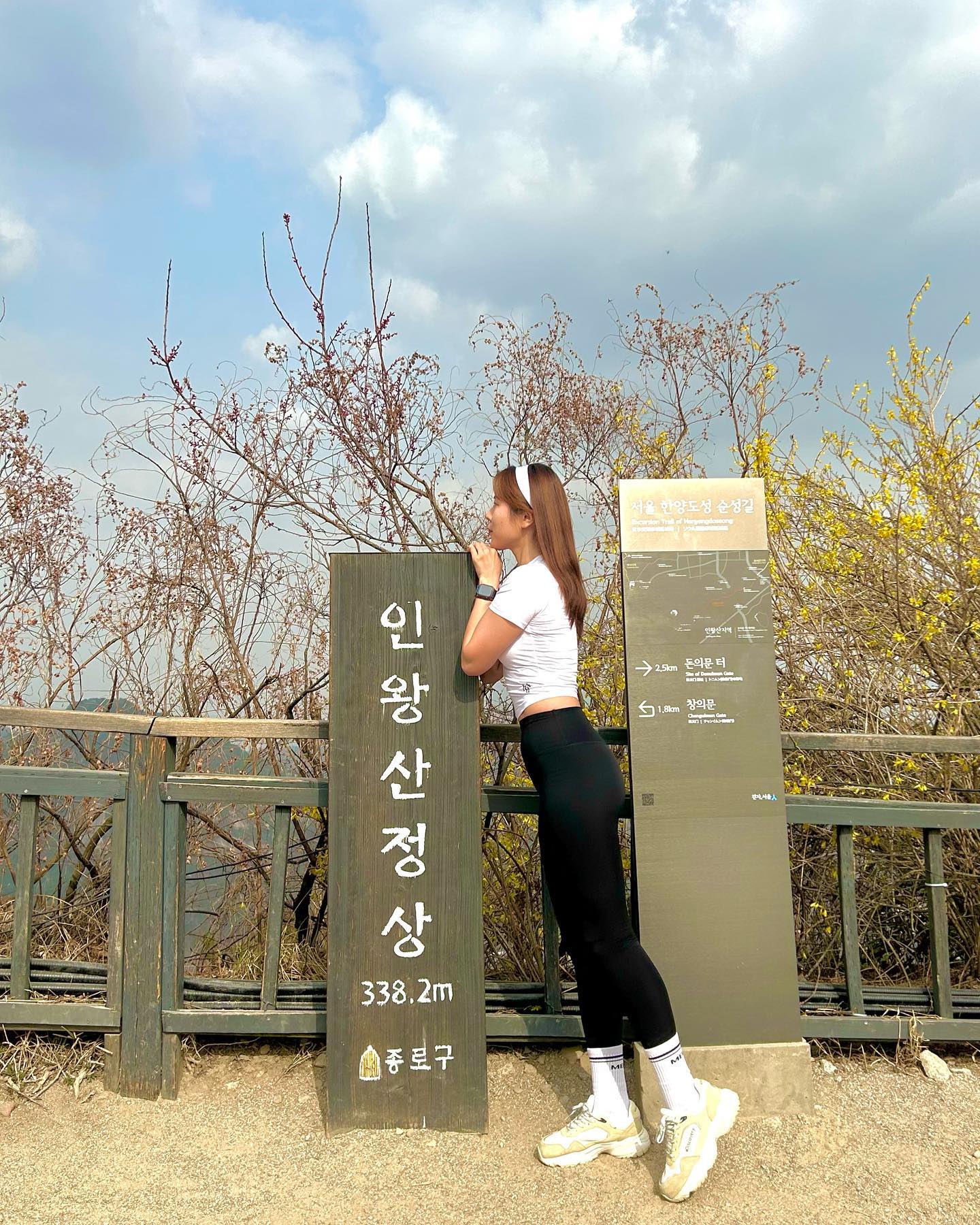 인왕산 갔다가 내려와서 새벽 두시반까지 술파티한 시네리😵‍💫
내려갈땐 항상 사족보행...🫠🫠
나 4월에 술 안마실거야 진짜야.
담번엔 어디산 갈까아-?⛰️
.
s_eun530 pang.eeeee ♥️
.
.
.
.
.
#등산 #운동 #운동복 #등산스타그램 #취미 #직장인 #레깅스 #유산소 #힐링 #인왕산 #종로