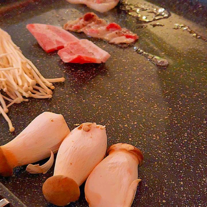 얇은...
대패삼겹살 의 매력 !! 
.
.
부드럽고 완전 맛잇어 🙂‍↔️ 
.
.
#대패삼겹살 #삼겹살🐷 #팽이버섯 #고기 #food #맛잇는맛