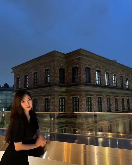 예빈 on Instagram: "루프탑에서 외국 뷰를 느낄 수 있는 이태원 #사유카페 이미 유명한 곳이지만 이제서야 가본 사람 이츠미 ,, 🥺 루프탑 뷰도 이쁘지만 카페 자체가 엄청 크고 층별로 분위기