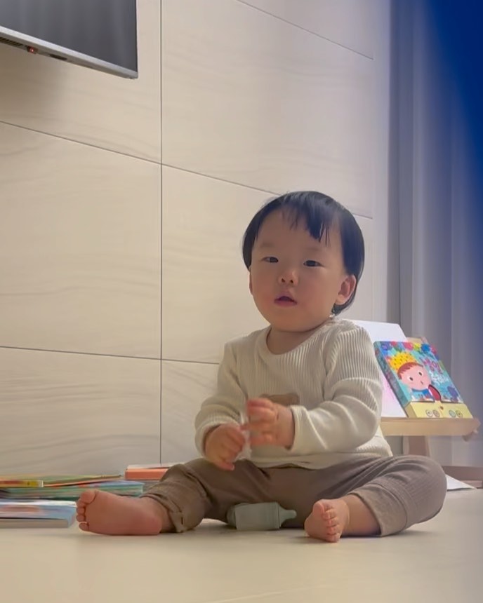 🗓2024.02.09.금 #생후437일 👶🏻✨
 설연휴 첫날 시작(사진은 역순)
1. 세배하는 방법 알려줬더니 신난 아들🤣 
2. 엄마에게 전화받으라는 아덜
3-5. 식당가던 차 안에서부터 기절😵
6-7. 할아버지댁에서 붕붕카타던 우진
8. 마트에서 카트 탄 우진🛒 순하면 얼굴 만져도 되나여..
우진이가 웃어주니까 만지던 낯선사람 불쾌해여..😰
9. 밥 다 먹고, 눈앞에 찐 버섯 달라고해서 새송이랑 느타리 먹은 아기😇 몇개를 먹은건지요ㅋㅋㅋㅋㅋ
10. 엄마의 명절은 우진이 동그랑땡으로 시작했다ㅋㅋ 
맛있지 아덜?💙