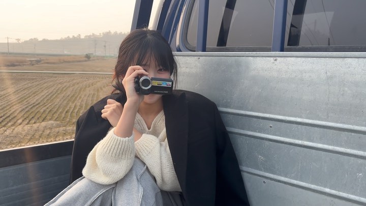 내가 모은 동영상 

1. 5인 가족 울 가족. 시골 트럭은 앞에 (운전자 포함) 3명만 탈 수 있어서 두 명은 화물간(?)에 타게 되는데 이 날도 그런 날이었다. 시속 15키로로 운전 중. 근디 겁나 재밋음. 나만의 오픈카 
2. 같이 뛰어가는 나랑 냥이 🐈
3. 내가 목포 몰래 도착했을 때 엄빠 반응
4. 아빠가 덕담+세뱃돈 주시는데 나이공격해서 슬픈 나. 🥹 시렁 난 영원한 아빠의 아긔야 👶🏻🍼
5. 토리가 델러온 날
6. 행복 모먼트 ^.^ 💋
7. Ssssap 한파였던 어느 날. 광화문 빛초롱 축제 주차장 너무 막혀서 1시간 걸려서 주차했는데 10분만에 다시 차에 간 날 ㅋ
8. 개취해서 지훈이한테 딱밤때리라고, 대신 안울면 5마넌 달라햇는데 지훈이가 다행히 말림. 너무 감사함...
9. 꼭 내가 먼 동영상 찍고 잇으면 껴들면서 올린다하면 시러함
10. 환상의 무대