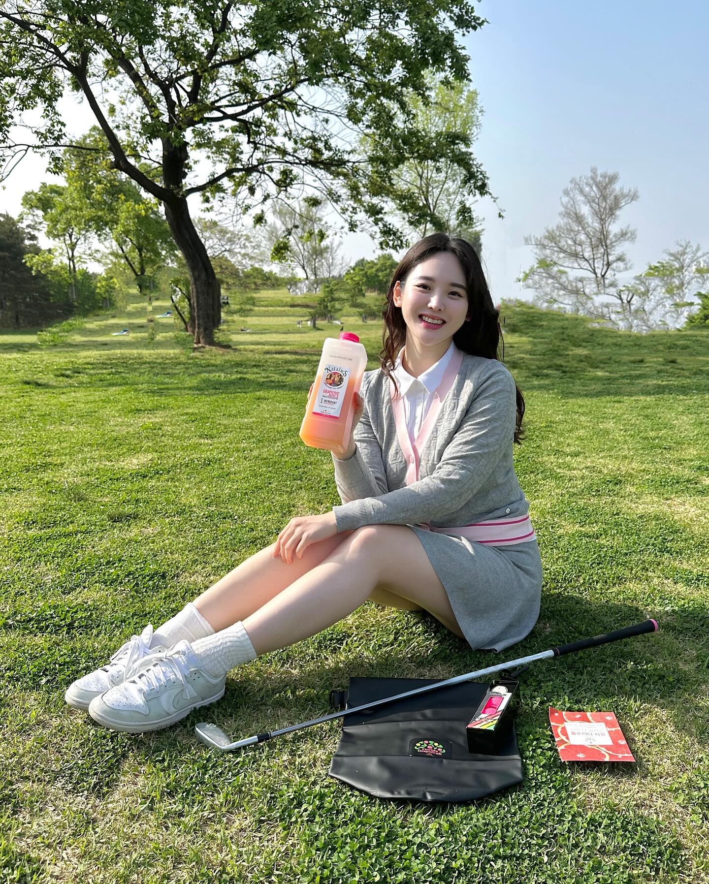 #광고 floridaoj_kr 
상큼하게 한잔! 플로리다 자몽주스🧡🍊

골프연습 전 후, 라운딩에도 챙겨가면 인기템!
시원하게 살짝 얼려둔 플로리다 자몽주스로 수분보충과 피로회복을 싹!
요즘처럼 해가 뜨거운 날씨에는 이런 시원한 주스 한잔이 너무 좋죠!
그냥 달기만한 설탕넣은 주스가아닌 나탈리스 플로리다 자몽주스는 착즙 주스라서 더욱 맛있다구요!

저는 달달한 음료는 무조건 착즙주스나 생과일주스로만 마시는데 1L에 무려 8개의 자몽이들어있다는 플로리다 자몽주스. 상큼함이 확실히 달라요.

귀여운 골프 굿즈와 골프공도 선물로 주셨는데 
챙겨서 라운딩가기 좋은 날씨 행복하게 라운딩~

오늘의 라운딩룩은 ellegolfkorea 
#플로리다자몽주스#FloridaGrapefruitJuice#나탈리르#골프#운동후#비타민c#수분보충#영양주스#라운딩#피로회복#가평골프장#라운딩룩#엘르골프#여자골프복#골프모델