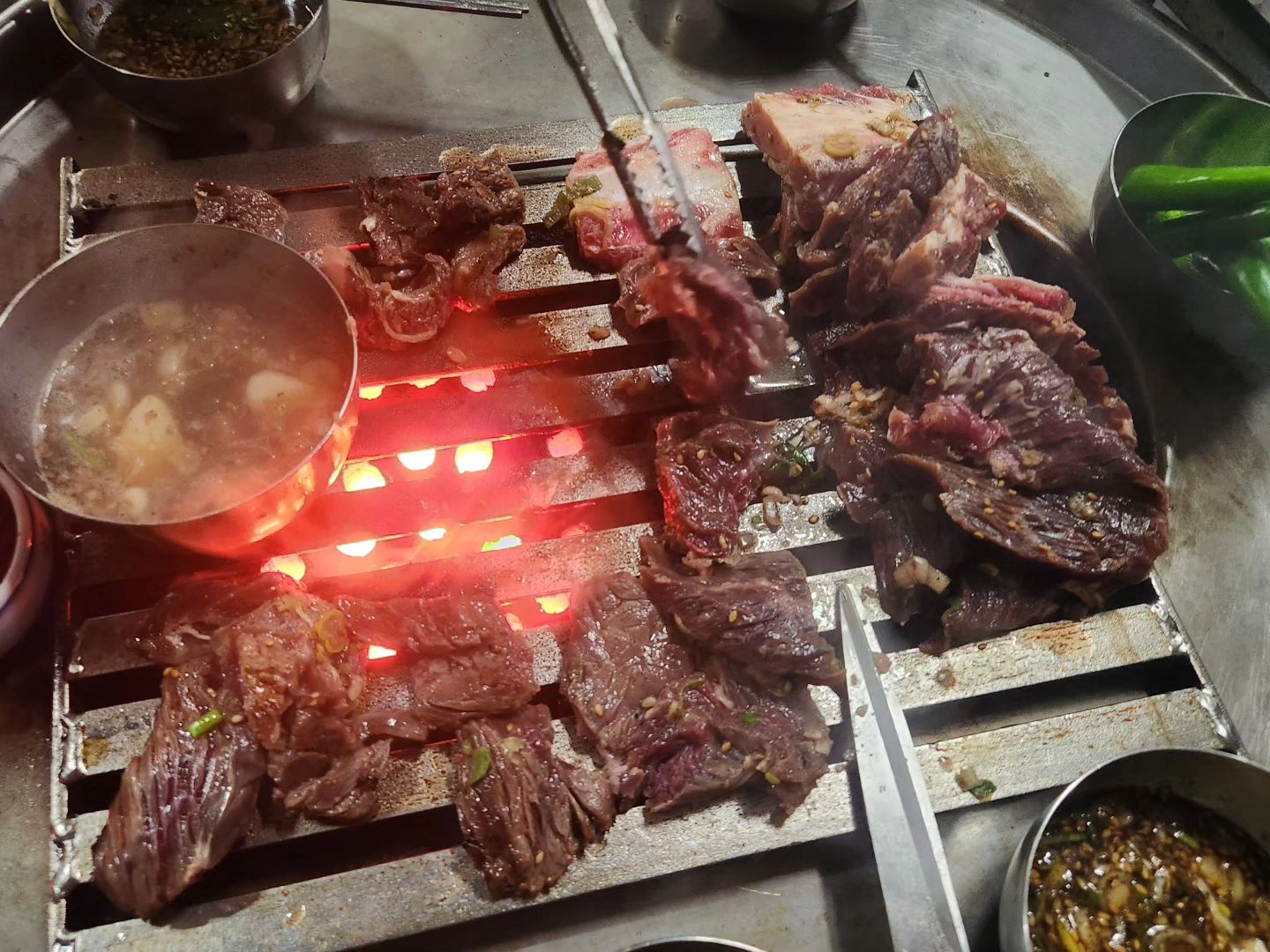 _
#연남서갈비 #aka서서갈비 #서서갈비
신촌에 있던 오랜 전통의 서서갈비
지금은 명동에 있어요!!!
엄청난 화력의 연탄불
원하는 주류 #콜키지프리 밥은 #햇반 천원
시아버지와 #12월31일 #송년저녁식사
가까운 종로 타종행사는 가볍게 패스하고 집으로!!
.
.
.
.
.
.
.
#happynewyear #happy2024 
#소갈비 #소양념갈비 #서울맛집 #서서먹는갈비 
#맛집 #리뷰 #외국인이더많이찾는곳 
#명동맛집 #서울맛집추천 #명동맛집추천