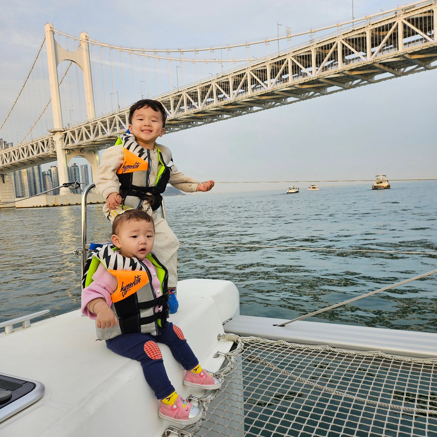 배 좀 탈줄 아는 우리집 똥갱얼쥐들⛵️
왠일이야ㅋㅋㅋ
큰 배에 우리들만 타다니🩷
행복 행복ㅋㅋㅋ
좋은것만 보고 좋은것만 하며 자라라🌱
예쁜거 재밌는거 많이하러 다니자😍

#45개월 #5살 #17개월 #3살  #어린이 #아기 #투샷 #남매샷 #남매
#부산온천장  #부산동래  #요트투어  #요트투어요트베이 #요트베이 
#육아 #육아맘 #육아소통 #육아일상 #소통 #소통환영