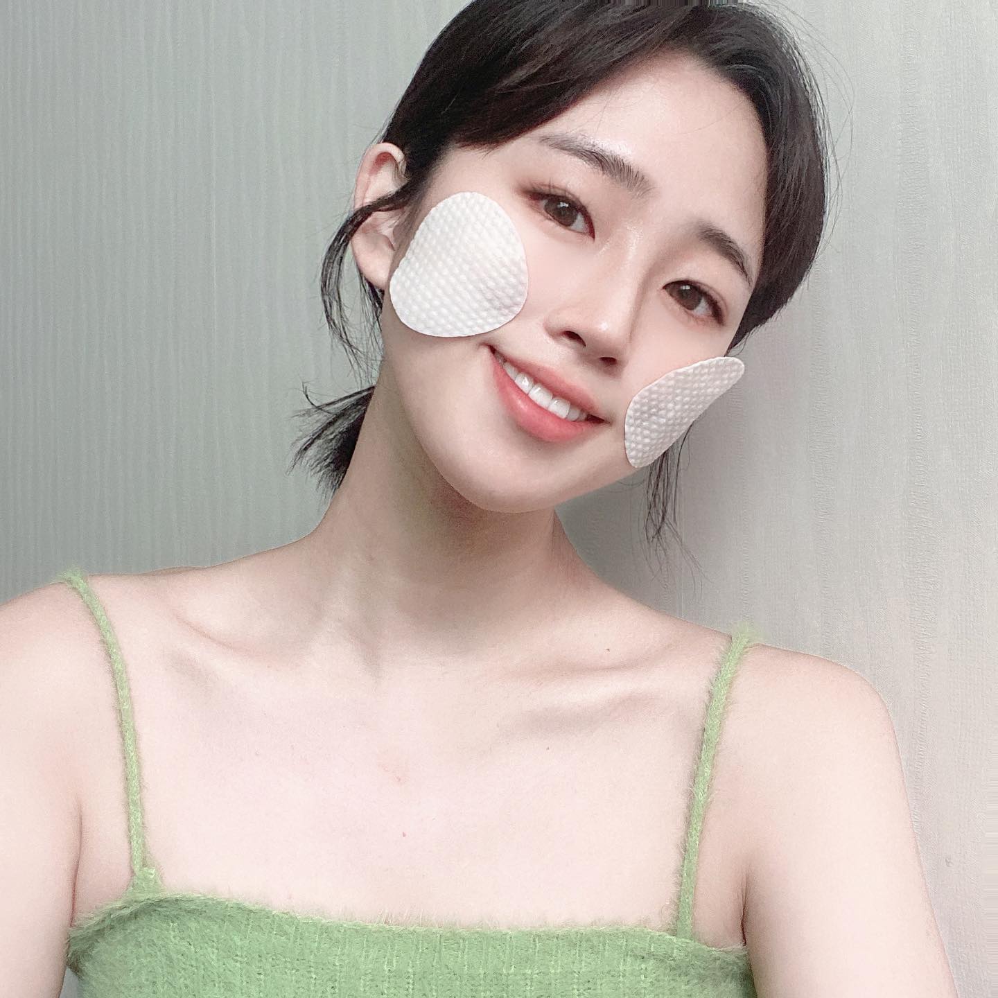 #협찬
다들 미세먼지로부터 안녕하신가요? 😷
코로나가 끝나가도 미세먼지가 너무 심해서 
마스크를 여전히 벗을 수 없어요...😭

거친 피부결 정리
+
촉촉한 보습막
+
확실한 피부 진정
=  모든 고민을 해결 해줄
"헬프미 닥토 패드"​ ✨ 추천드려요!!

이번에 특히 귀욤귀욤 열매를 
가득 먹은 “에스더버니”와 
꼴라보를 했어요>_<🐰 이건 진짜 못참찌 🤷🏻‍♀️

​

💚 8중 히알루론산 
저분자에서 고분자까지 8겹의 히알루론산이 피부 속부터 겉까지 수분력 증가에 도움

💚 병풀추출물 
병풀의 아시아티코사이드, 마데카식애씨드 등의 성분이 피부 진정에 도움

💚 씨대퍼딜추출물
Pancratium Maritimum
피부보습에 도움을 주고 색소침착완화

💚 베타인살리실레이트
BetaineSalicylate 수분소실을 방지하고 각질제거에 도움

💚 비타민나무열매 HippophaeRhamnoides
비타민C•E가 민감하고 지친피부에 활력을 줌

원데이즈유 헬프미 닥토패드(60매)]

☘️ 피부진정, 수분충전을 위한 원데이즈유만의 독자 성분 함유

☘️ 8중 히알루론산 함유로 
피부 속부터 겉까지 수분 충전

☘️ 피부 진정에 도움을 주는 병풀 추출물 함유

☘️ 피부 저자극 임상 테스트 완료

☘️ 두툼한 패드가 에센스를 가득 
머금어 한 장으로 토너 단계 끝

☘️ 앞/뒤가 다른 엠보싱 패드
 (거친면 : 피부 정돈, 거즈면 : 수분 공급)

☘️ 내장되어 있는 집게로 위생적으로 사용 가능

#협찬 #원데이즈유 #저자극 #패드추천 #토너패드 #스킨패드 #헬프미패드 #피부진정 #닥토패드 #진정패드 #맞팔 #맞팔해요 #선팔 #선팔하면맞팔 #좋반 #좋아요 #좋반테러 #팔로우 #likesforlike #like #오운완 #followforfollowback #instagram #instalike #instadaily #instagood #instapic #selfie #beauty #daily