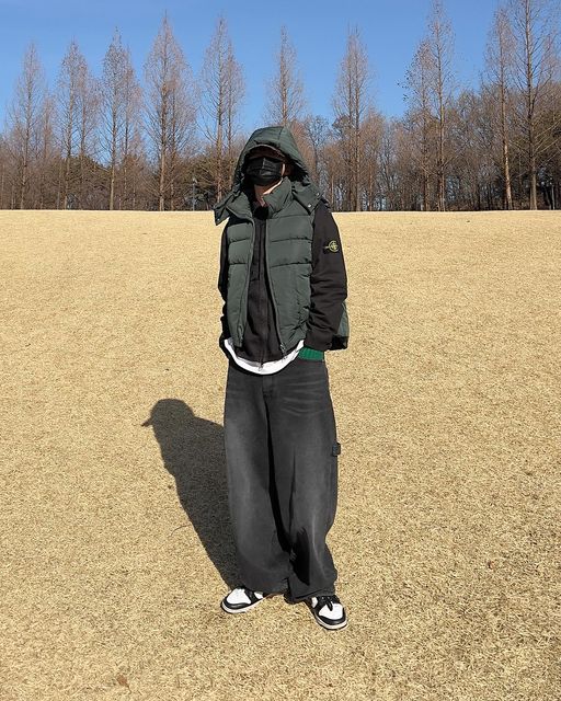 국밥충임 on Instagram: "#협찬 #스탠다드에러 @standarderror_official 181cm / 64kg 87-STAN022 에센셜 2-way 후드 탈부착 패딩 베스트 딥그린 L 1️⃣ POLY 100%을 사용하여 내구성이 좋고 사이드 포켓과 내부 포