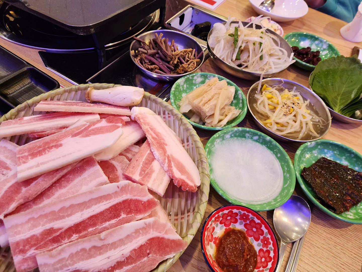 #협찬

울 귤탱이의
몇 안되는 맛집리스트에 이름을 올린
<촌놈호랭이촌놈밥집>이에요!!

냉동삼겹인데 두께가 남다르됴?
'제주백돈 급냉삼겹살'로 쫄깃쫄깃 너무 맛있더라구요!
질기지않아 아이들도 먹기 좋아
귤탱이도 상추에 밥이랑 고기올려먹으며
더 줘!를 외쳐댔지요😊

삼겹살과 함께 먹어본
점심특선 '낙돈 짜글이'는 살짝 매콤해서
밥위에 낙돈짜글이 올리고 김가루 솔솔 뿌려
비벼먹으니 꾸르맛!!

어느 메뉴하나 빠지지않는 맛이었어요
진심 울산 맛집 인정♡

담번엔 튼실한 낙지 쭈꾸미 메뉴시켜서
짬뽕 순두부 서비스로 받아 맛볼래요

✔️점심식사 가능!
✔️왕사이즈의 낙지사용
✔️플레이스 저장,알림받기 이벤트와 인스타그램 팔로우 이벤트 중!!!
✔️낙지,쭈꾸미 메뉴에 1인 1메뉴 주문시 짬뽕순두부가 무료 제공 !

📍아기의자 ㅇ
📍주차 가능
📍울산 남구 왕생로62번길 19 (달동) 1층

#울산맛집 #울산밥집 #울산점심 #촌놈호랭이 #촌놈밥집 #울산삼산동맛집 #울산낙지맛집 #울산냉동삼겹살