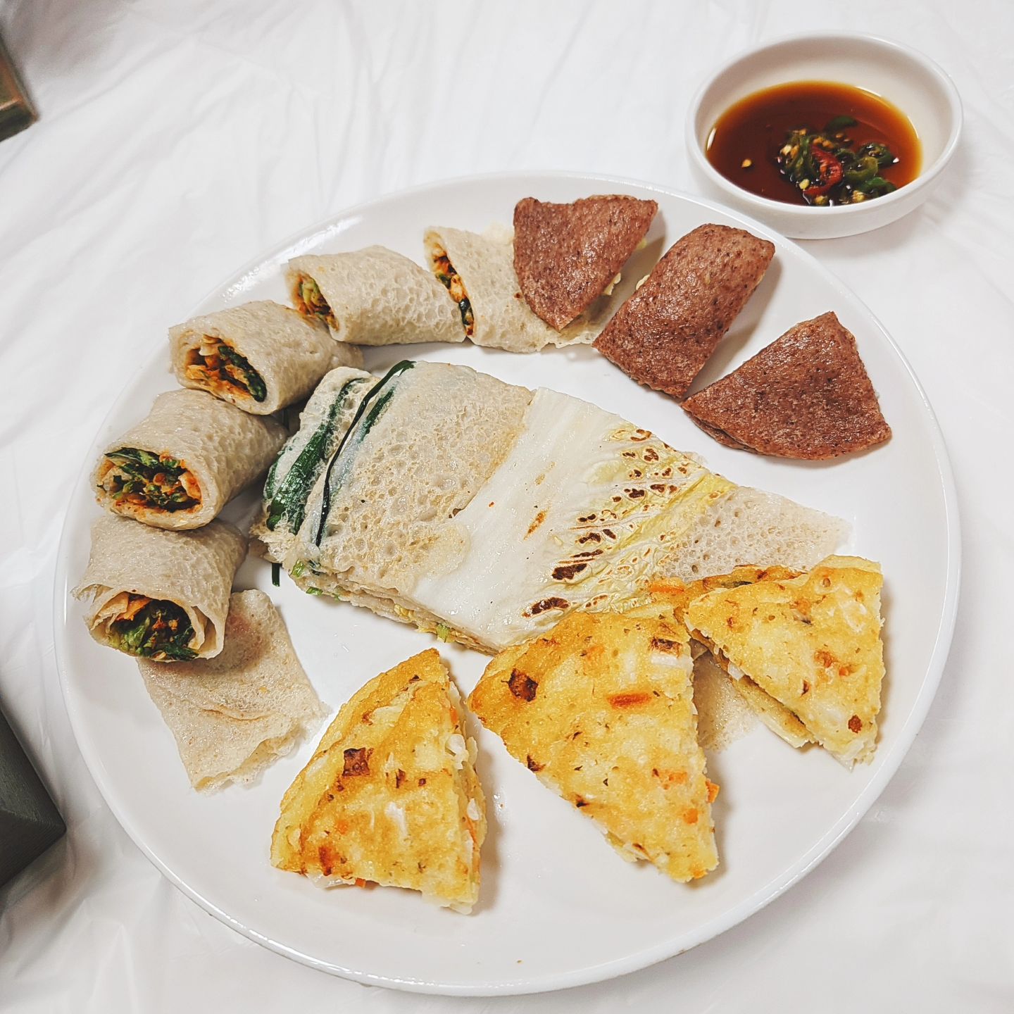 정선5일장에서...
폭풍 쇼핑하고 먹고 왔다.

#정선5일장 #정선5일장맛집 #정선5일장터 #정선여행 #정선맛집 #강원도맛집 #강원도여행 #강원도여행지추천 #정선가볼만한곳 #모듬전 #도토리묵사발 #감자옹심이 #가족여행 #맛집 #점심시간 #점심추천 #점심식단 #점심메뉴추천 #점심메뉴