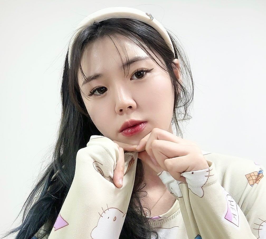 #글로우 틴트 더샘 새미스 에이드샷

에이드처럼 촉촉하게 스며들어 맑게 빛나는 #스밈광틴트 더샘 새미스 에이드샷

덧발라도 탁한 느낌없이 선명하고 영롱하게 쌓이는 빌더블텍스처를 자랑한다는 글로우 틴트 2가지를 소개해드리려고해욤 

03.04호 컬러 네임 그대로 에이드처럼 맑고 청량하게 스며드는 촉촉한 틴트로 웜~쿨까지 총 6가지로 다양한 컬러를 보유중이라
피부톤에 맞춰서 골라주심 되더라구욤 >,.<!!!

깨끗하게 발색이 올라오면서 바른 후 덧발라줘도 탁하지 않아 너무
이쁜 색감이 영롱하기까지해서 넘 이쁘더라구요 발색감이나 수분감이 넘쳐나서 광택감이 미친듯이 예쁘더라구욤 !!!

저는03.04호 믹스색도 너무이쁘고 단독으로 바르는것도 넘이뿌더라구요!!그중에서도 제 픽은 04호컬러!! 제 최애컬러감이 될거같은 색❤️ 보습감과 광택감을 같이 연출해줘서 건조한 겨울철에 찰떡임

맑고 영롱한 글로우 틴트를 찾으신다면 더샘 새미스 에이드샷 틴트 강추드립니다

#더샘 #더샘새미스에이드샷 #글로우틴트 #맑은틴트 #광택틴트 #촉촉한틴트
#립스타그램 #립 #틴트스타그램 #틴트 #맞팔선팔환영해요 #선팔하면맞팔가요
#데일리그램 #소통 #일상 #뷰티 #코덕스타그램 #코덕모여라 #립추천 #lip
thesaem.official
