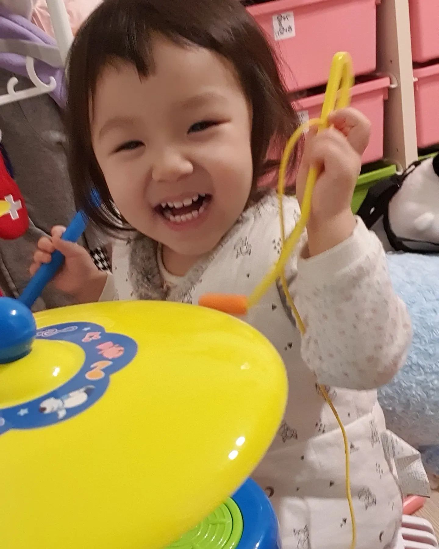 (둥기딩둥둥둥)
-"아악!!!푸헿헤레헤헿 아악!!!!!!푸헤헤헿헤헤헤헤헤헤"

"도유야 귀에서 피날거 같아^^;;;"
(둥기디기디둥둥)
-"엄마악!!!!!뽜나나챠챠아아악!!!!!!!!!!!!!"

"ㅗㅜㅑ.. 그만... "

우리집 노래하는 드러머🥁
사진만 보니까 이쁘죠?
들으면 아파요😇