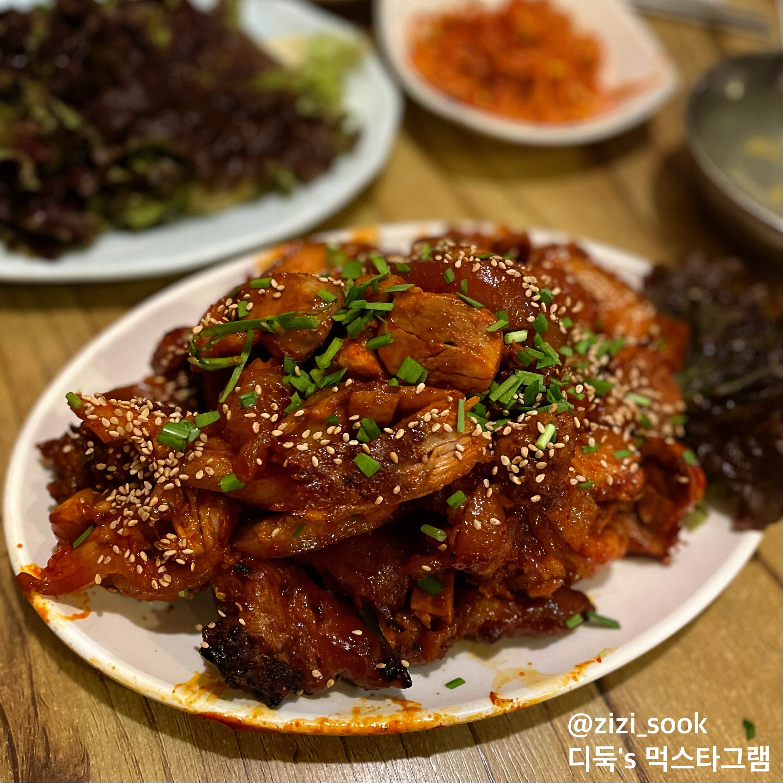 직화로 구워져 나오는 불족발 🍖
순살은 상추에 싸먹고, 뼈는 뜯어먹고~

맵기 조절은 불가능~ 웨이팅 있음🕓

#창신동매운족발 #동대문맛집 #디둑_서울