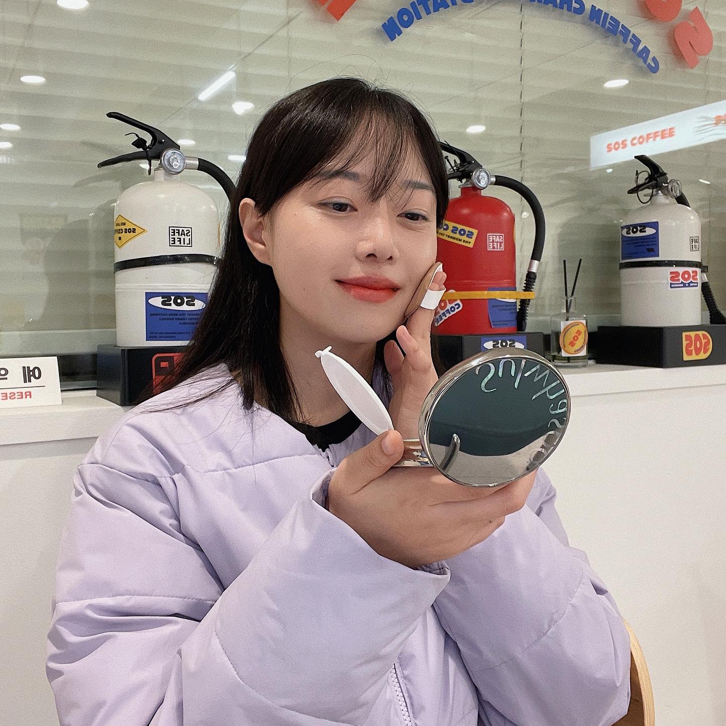 #광고 sulwhasoo.official #쿠션

#설화수 의 퍼펙팅 쿠션이 리뉴얼 런칭되었습니다✨

고급스러운 천연 자개 로고와 실버 컬러의 쿠션 패키지로 휴대하기에도 너무 예쁘고, 피부에 얇고 가볍에 올라가는데 커버력도 좋게 업그레이드 되었어요.

설화수만의 비법으로 피부결이 잘 정리되어 은은하게 윤이 나고, 톤을 균일하게 만들어줘 고급스러운 피부 마무리를 할 수 있어서 마음에 들었어요. 이래서 다들 설화수 설화수 하나봐요. 

#Sulwhasoo #설화수 #설화수쿠션 #퍼펙팅쿠션 #자개쿠션 #한겹커버 #올드머니메이크업 #올드머니룩