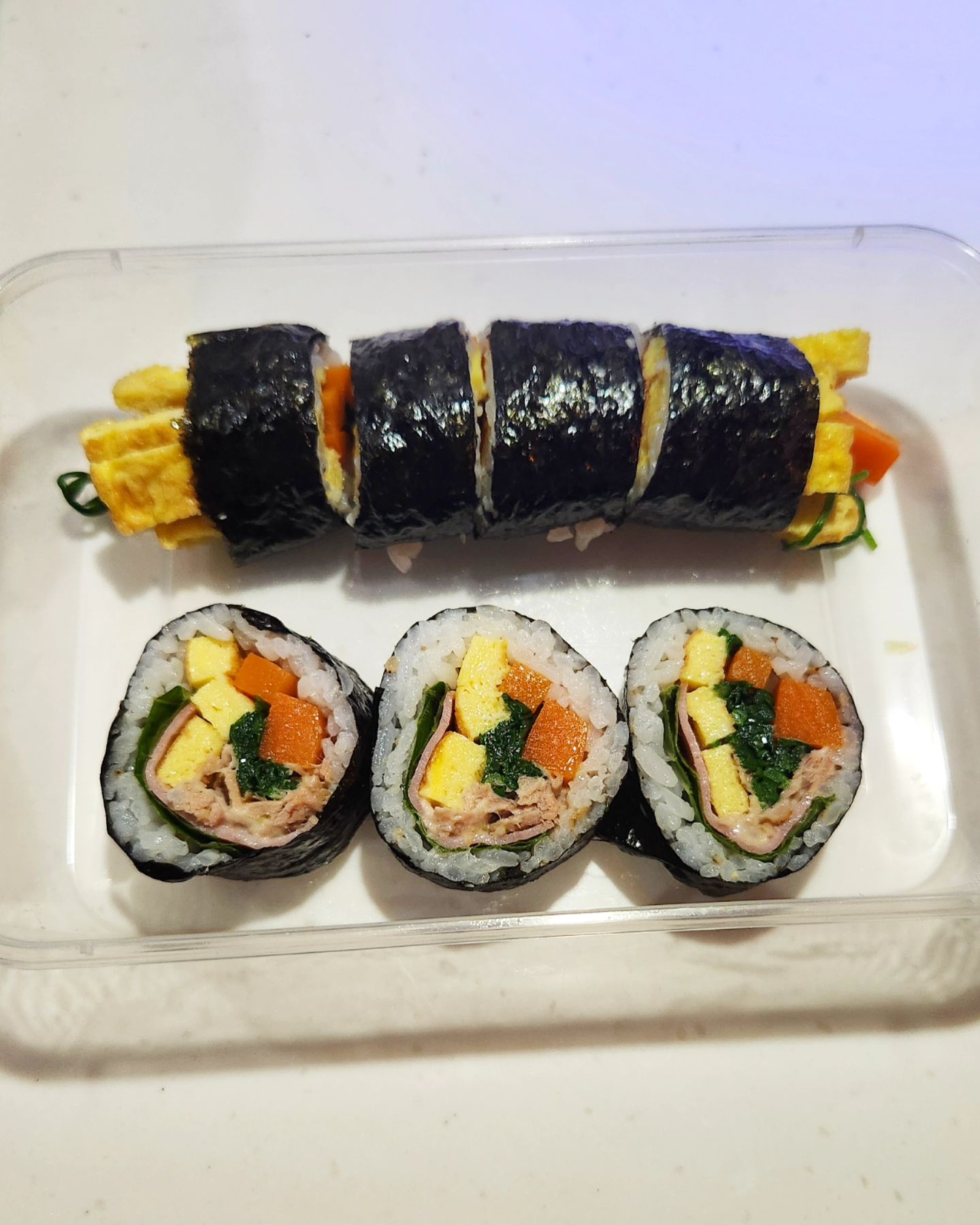 오늘 김밥~🥰
부추가 많이 자라서 살짝데쳐서 넣어줬는데..
여보.. 이 튼튼하지?ㅎㅎㅎ;;
남은거로 만들어 먹어봤는데..난..하나먹는데 10분걸린듯..
김밥이 슬로우푸드인줄 몰랐네?
천천히 꼭 꼭 씹어먹어요~~♡;;;

#김밥
#아침식사