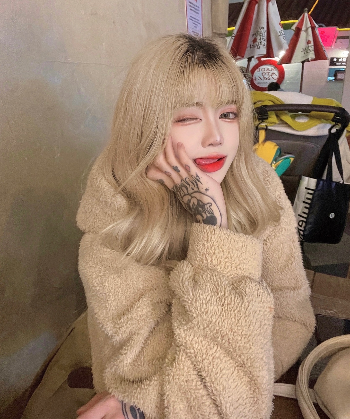 끼부리는중인데 누가 넘어올래 😋
