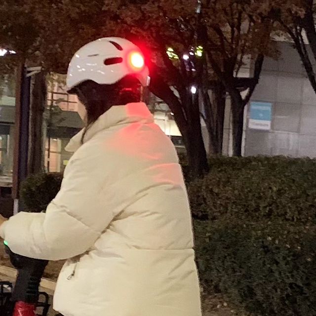  끼리🐘ღ on Instagram: "#광고⠀

자전거, 따릉이, 킥보드 탈때 헬멧은 기본! 즈집도 헬맷이 있긴한데 깜깜할때는 위험해서 잘 안타게 되는데 톰디어 헬멧은 후미등이 달려있어서 안전하게 탈 수있었어요! 뒷통수에 후미등이 달려있어 앞에서 봤을때 디자인 예쁘구요^^ 우선 가벼운 무게라 오래 쓰고 있어도 불편하지 않았고 인체공학적 통풍구가 있어서 쾌적했어요. 안전확인신고 증명서 KC인증 헬멧이라 믿고 쓸 수 있겠어요!
이 헬멧은 후미등이 매력적이라 사진보다는 영상으로 보는게 좋을것 같아 앞모습,확대샷, 멀리 있을때 얼마나 잘 보이느냐까지 담아봤습니다.
참, 후미등은 분리가 가능해서 자전거에 장착해도 된답니다!
:)성능도 중요하지만 예쁜것도 중요하잖아요?
영상에 앞모습도 담아봤는데 밤이라 제 얼굴은 눈이랑 이만 보이네요
⠀
📍고스트 어반 헬멧
자동감지 브레이크 후미등
충격 흡수에 탁월한 소재
인체공학적 통풍구 설계
반자동 턱끈 마그네틱 버클
⠀
⠀
tmi_독감걸린 남편... 즈집에있는 30키로 전기자전거 끌고 나가달라 미안해서  킥보드 빌려서 타봤는데 왜이리 재밌는지?ㅋㅋ 저 왜 이제 타본거죠?! 

#끼리🐘#주말일상기록 #취미생활📸 #톰디어헬멧 #톰디어자전거헬멧#자전거헬멧#스쿠터헬멧#킥보드헬멧#남성헬멧#여성헬멧#라이딩헬멧#가벼운헬멧"