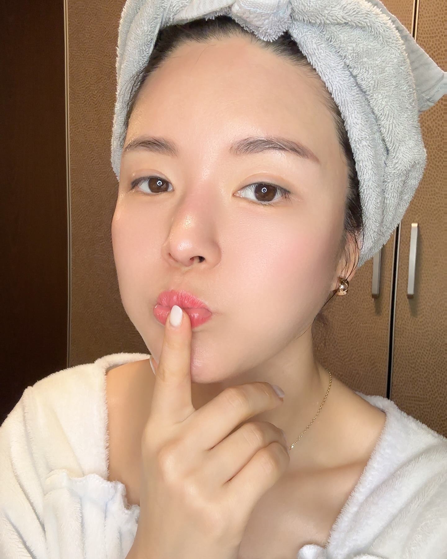 .
입술필러고민 3년차 😂

지인들만나 성형썰 풀었는데요
얼굴,전신 지흡하고 났더니 일년후에 살이 우수수 쳐져서 땡
필러맞고 무거워서 살처짐와서 땡
레이저 몇번했더니 볼패임와서 땡
눈햇더니 코가하고싶고 코했더니 이마넣고싶고
생긴데로 살기엔 아쉬어 이것저것 손대다보니
하나가 해결되면 다른하나가 쳐져있고 또 땡
실로땡겻더니 일년후에 다시쳐짐 땡
가슴크게했더니 나이들어 쳐져서 더 별로라고 땡
해본사람들은다하지말래😅

#결혼도성형도해본사람은하지말래 ㅋㅋㅋ
#하지말라면 더해보고싶음 ㅋㅋ 
#나는그렇겐안되겟지로 시작