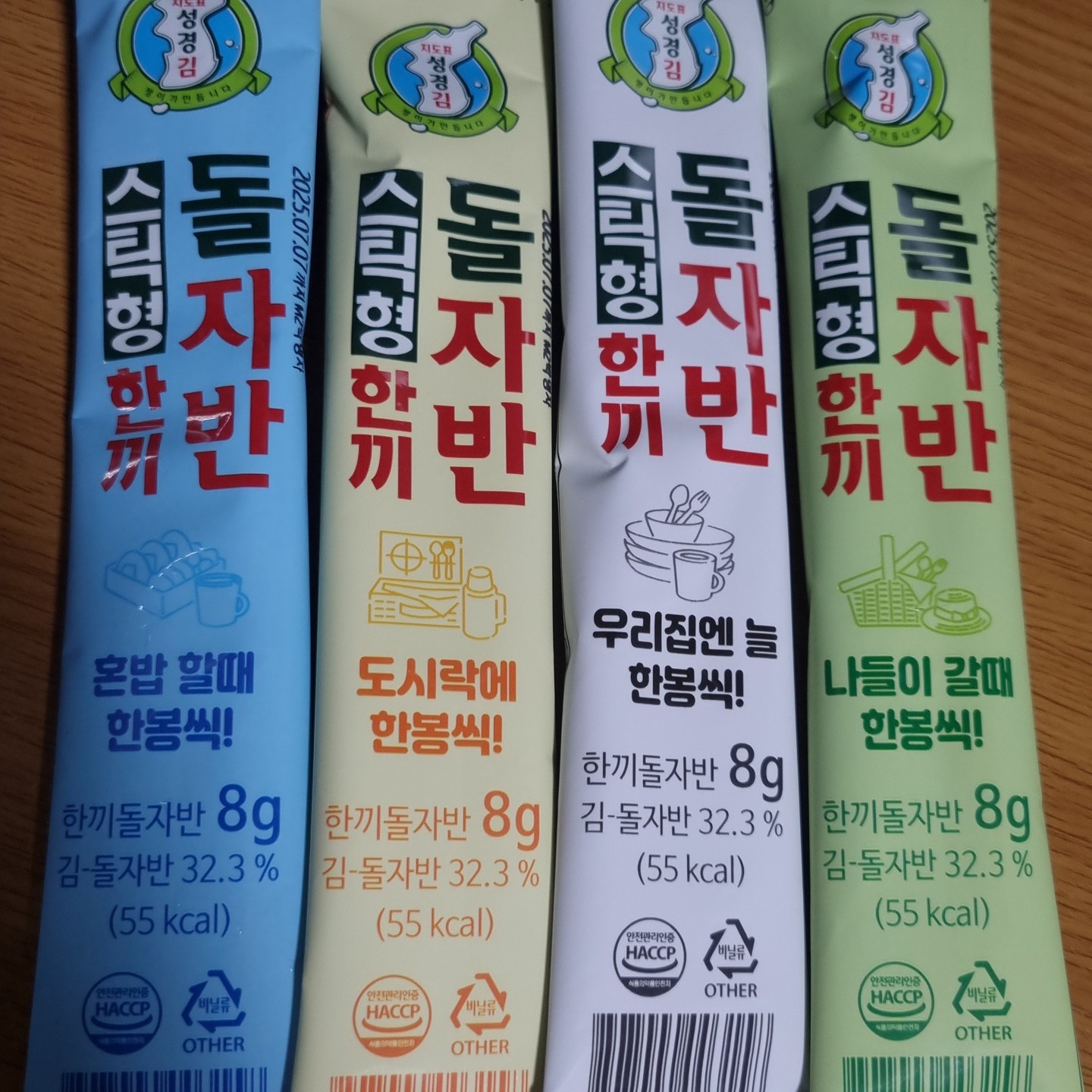 "업체로부터 제공받은 제품입니다"

독도김 밥도둑 등장! 지도표성경김 스틱형 한끼돌자반 (8g*14포) 🍙

밥 한 공기 뚝딱! 해치우는 마법 같은 맛 ✨ 지도표성경김 스틱형 한끼돌자반을 소개합니다!

🙋‍♀️ 14봉의 넉넉한 구성으로 매일매일 즐길 수 있어요! 게다가 1봉씩 개별 포장되어 있어 휴대하기도 간편! 가방에 쏙~ 넣고 다니면서 언제 어디서든 맛있는 김을 즐겨보세요!

👌 1회분씩 포장되어 있어 보관도 걱정 없어요! 바삭바삭한 식감 그대로~ 오랫동안 신선하게 즐길 수 있답니다.
😋 콩가루를 넣어 더욱 고소하고 담백한 맛! 멈출 수 없는 중독성에 밥 한 공기가 순삭될 거예요!

🌈 알록달록 다양한 색깔의 김으로 골라 먹는 재미까지! 눈도 즐겁고 입도 즐거운 지도표성경김 스틱형 한끼돌자반으로 오늘 밥상을 더욱 풍성하게 채워보세요!

제품링크 : https://brand.naver.com/sgkimmall/products/9397814124

#독도김 #지도표성경김 #한끼돌자반 #밥도둑 #김 #간편식 #휴대용김 #고소함 #담백함 #맛스타그램 #먹스타그램 #오늘뭐먹지 #집밥 #혼밥 #아이반찬 #반찬추천 #간식 #jmt #koreanfood #seaweed #instafood #delicious