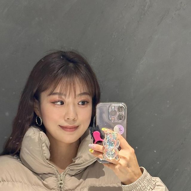 지이🤍 on Instagram: "#광고 @vivabrown_official 은은한 광택감으로 고급스러운 무드가 느껴지는 비바브라운의 <하이넥 크롭 숏패딩> 이예요 💫 요즘 유행하는 투웨이 지퍼에 하이넥 카라 디자인