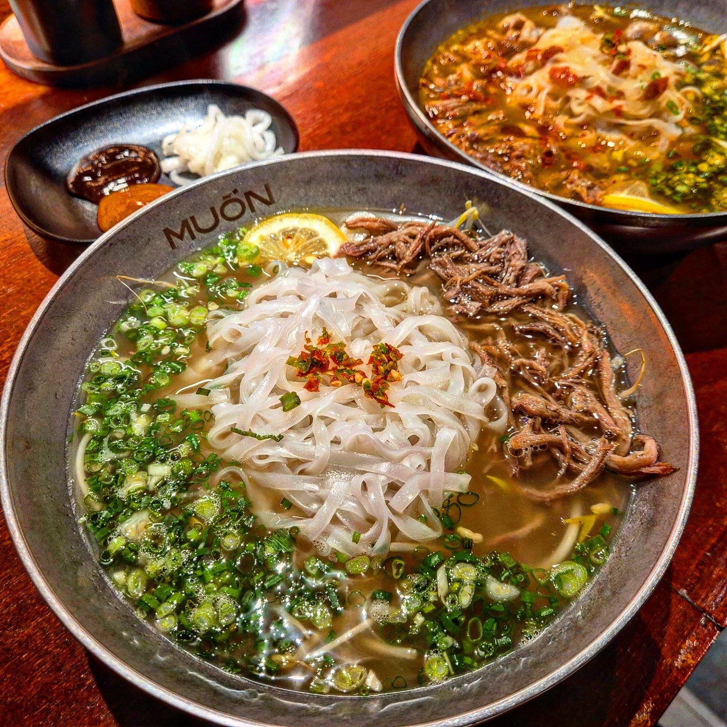 .
#내돈내산#무온 muon.kr
#교대쌀국수맛집#교대맛집
.
간만에 교대에서 찐맛집 발견!!💯💯💯
파우더가 아닌 한우사골/잡뼈로 12시간
이상 정성껏 끓인 사골 육수와 각종 야채
부들부들한 고기/탱글탱글한 면까지-
진짜 뭐하나 빠짐없이 만족해버린 집!
.
인테리어도 깔끔하고 사장님/직원분들도
너무 친절해서 진짜 퇴근길에 자주 방문
할 것 같음!💯💯💯💯💯💯💯💯💯
.
1인1메뉴 주문시 사리추가가 무료인데,
그냥 남은 국물에 사리만 넣어주시는게
아니라 진짜 아예 새로운 그릇에 사리/국물
야채고명까지 잔뜩 올려주심ㅠㅠ완전초혜자
.
요즘 임산부로 변신한 푸디가 입덧때문에
먹스타를 멀리했는데, 진짜 이집 소개해주고
싶어서 다시 돌아옴🫶🫶
푸디 믿고 한번 가보셈🫶🫶양지쌀국수도
기가막히고 매운쌀국수도 대만족🫶🫶
.
#교대맛집#교대역맛집#교대쌀국수#교대역쌀국수#서초쌀국수#서초역쌀국수#서초역밥집#서초맛집#서초역맛집