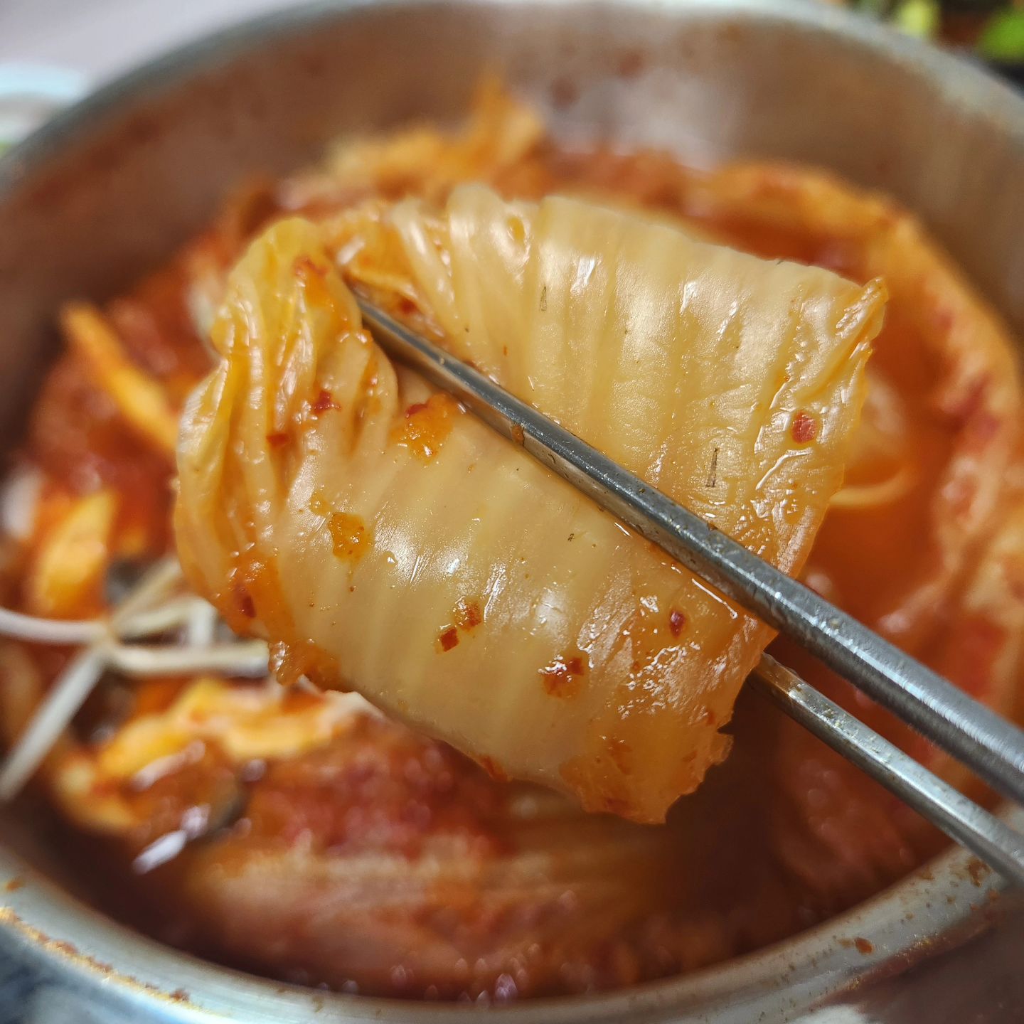 #협찬 고향의맛 묵은지 김치찜
365일 내내 아삭함이 살아있는 맛있는 묵은지!
익걸로 김치찜을 하니 와..이거 완전 예술일세~

👍캠핑갈 때 이거 한 봉투면 샐 염려도 없고 너무 편해요~

‼️내가 가장 좋아하는 깔끔한 국물~

✅️물만 살짝 더 부어 라면사리 추가하면 김치찌개가되고~

✅️스팸넣으면 부대찌개가 되니 만능일세~

그냥 이 자체만 먹어도 흰 쌀밥에 올려먹으니
완전 밥도둑이에요!

간도 완전 딱 적당!

요알못들은 이제 김치찌개 간 맞추기 걱정하지말고
깔끔한 국물 그 자체로 완성해서 백색요리사가 되어보자!

✅️묵은지 반포기가 통째로 들어가있어서 양도 완전 푸짐!

김치찜 비싸게 먹으러갈 필요 이제 1도 없겠네!!

https://smartstore.naver.com/ijunghfood/products/10828821360

#묵은지 #묵은지 김치찜 #김치찜 #밀키트 #캠핑요리