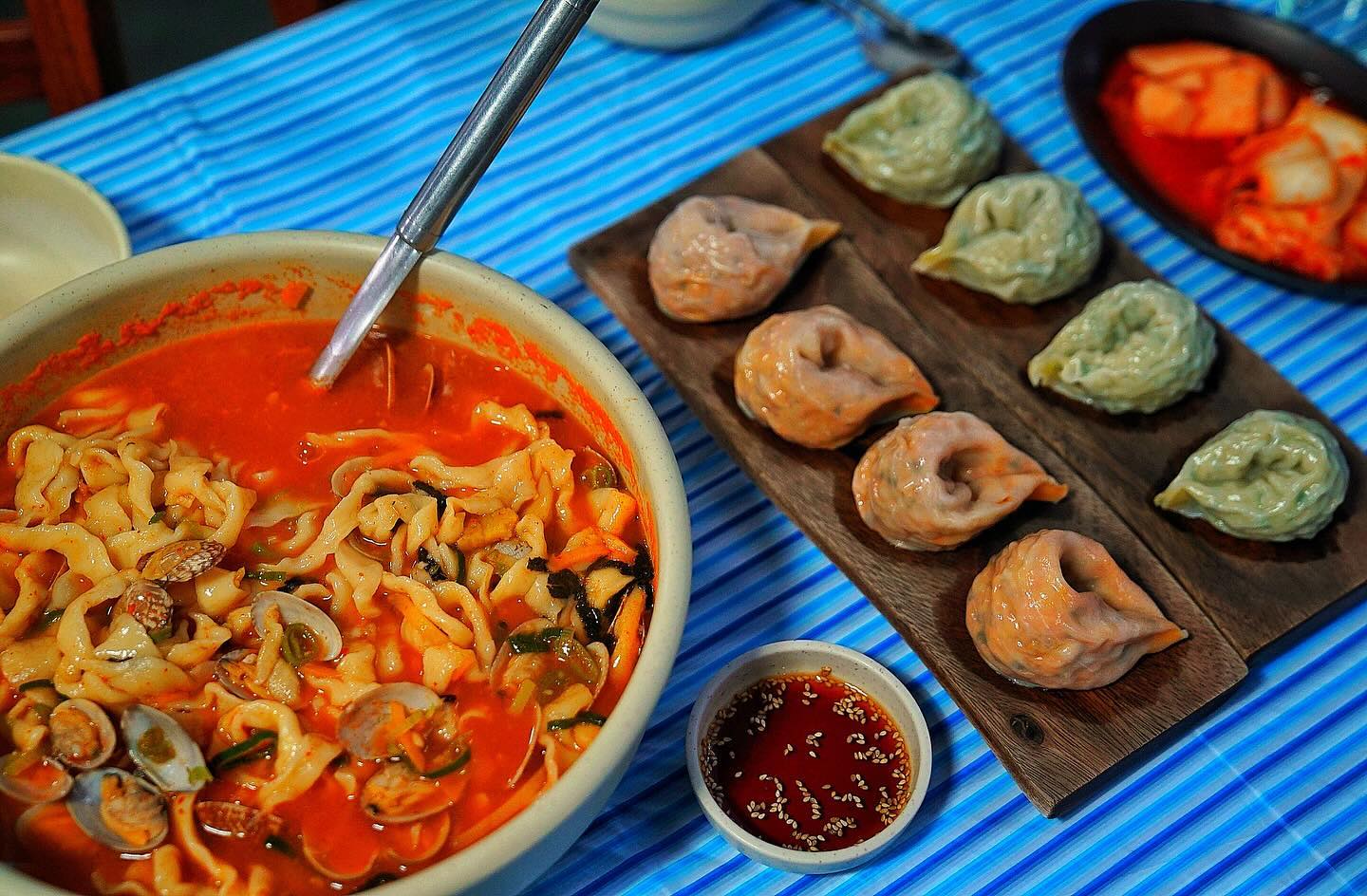 강화도 맛집의 바지락 칼국수 드셔보셨어요?✨✨

칼국수하면 바지락, 바지락하면 칼국수 기본중에 기본!

바지락의 시원함을 느낄수 있는 메뉴죠!!

​

바지락도 많이 들어가있구

국물도 넘나 시원하고

칼국수면발이 넙적하면서 꼬불꼬불

손맛이 보이는데, 진짜 쫄깃하답니당🥰

강화도 맛집 강화손칼국수는 얼큰메뉴도 잘 나가서 한번 주문해봤는데 정만 만족스러웠어요☺️☺️☺️

아주 매운편은 아니라 부담없이 드실 수 있을 것 같아요

여기 부추전도 비주얼 넘 독특하지않나용?!

겉에 노릇노릇 구워진 부분은 바삭하다가
한입 베어물면 쫀득하고 칼국수 먹으면서 중간중간 전 한입씩 먹어주는건 국룰이라구여❤️

#손칼국수전문점 #바지락칼국수 #바지락요리 #강화도맛집 #강화도데이트 #강화도여행코스