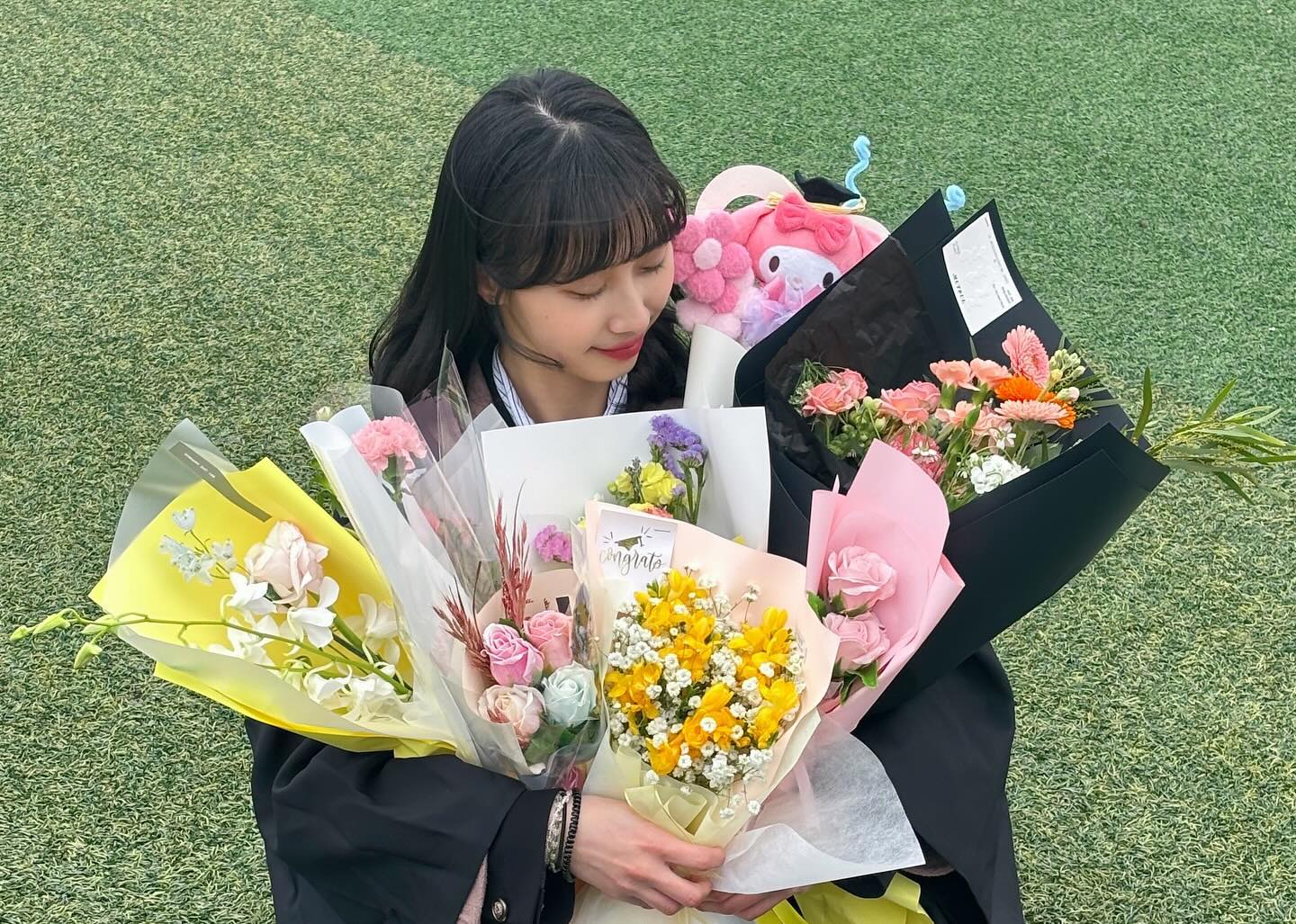 축하해주신 모든 분들 정말 정말 감사합니다 .. 🥹

4년 동안 곁에 있는 좋은 사람들 덕분에
잘 버티고, 이겨냈습니다. 

앞으로도 함께해요 ..🤍
다들 제가 많이 애정합니다 🫶🏻 
.
.
.
#20240223 #대학교 #대학교졸업 #임고생 #학부생 #졸업 #학위식 #졸업사진 #스물넷 #대학졸업 #daily #selfie #아이폰 #오오티디 #ootd #followｍe #instadaily