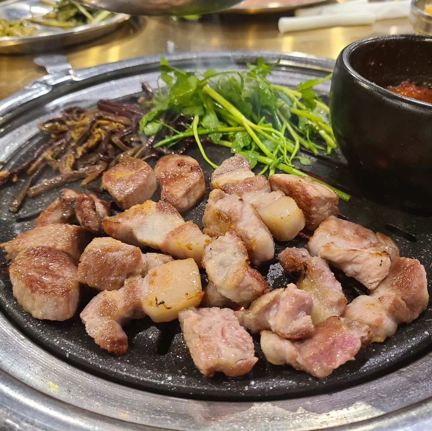 🥩 바다를 본 돼지 서귀포올레시장점

📌 위치 : 제주 서귀포시 칠십리로 123 2층 바다를본돼지 제주서귀포점
⏰️ 시간 : 매일 12:00 ~ 22:00
☎️ 번호 : 0507-1413-1058

제주하면 흑돼지를 빼놓을수없죠!!?
칠돈가, 흑돈가 등등 유명한곳은 웨이팅이 너무길고
어디 맛있는곳 없을까 하고 열심히 검색해서 다녀온곳입니다!!

서귀포 바다가 보이는 위치에 2층이었는데
저는 저녁에가서 제주바다는 못봤습니다😭😭
흑돼지 2인으로 주문했고 기본반찬은 미나리무침에
고사리무침 그리고 기본반찬이 세팅됩니다

고기는 직원분이 왔다갔다하면서 구워주는데요
먼저 목살을 먹었고 두툼한 목살에 돼지고기라고
믿겨지지않을정도로 부드럽고 육즙가득이었습니다👋👋
흑돼지오겹살은 껍질까지 같이 있어서 좀더
쫄깃한 식감을 즐길수있었는데요

멜젓에 찍어먹으면 감칠맛이 배가되었고 소금이나
와사비에 먹으면 고기 특유의 맛을 더살릴수있었습니다.
해물된장찌개는 해산물이 들어가서 국물맛이 시원했습니다!!

다음에는 바다가 보일때 와서 먹으면 더맛있을거 같아요🤩🤩

#바다를본돼지서귀포올레시장점#서귀포바다를본돼지#바다를본돼지#바다를본돼지서귀포점#서귀포흑돼지#서귀포삼겹살#서귀포맛집#올레시장맛집#올레시장#제주도올레시장#제주도맛집#제주도흑돼지#제주도여행코스#먹스타#먹스타그램#먹팔해요#먹팔#좋아요#좋아요반사