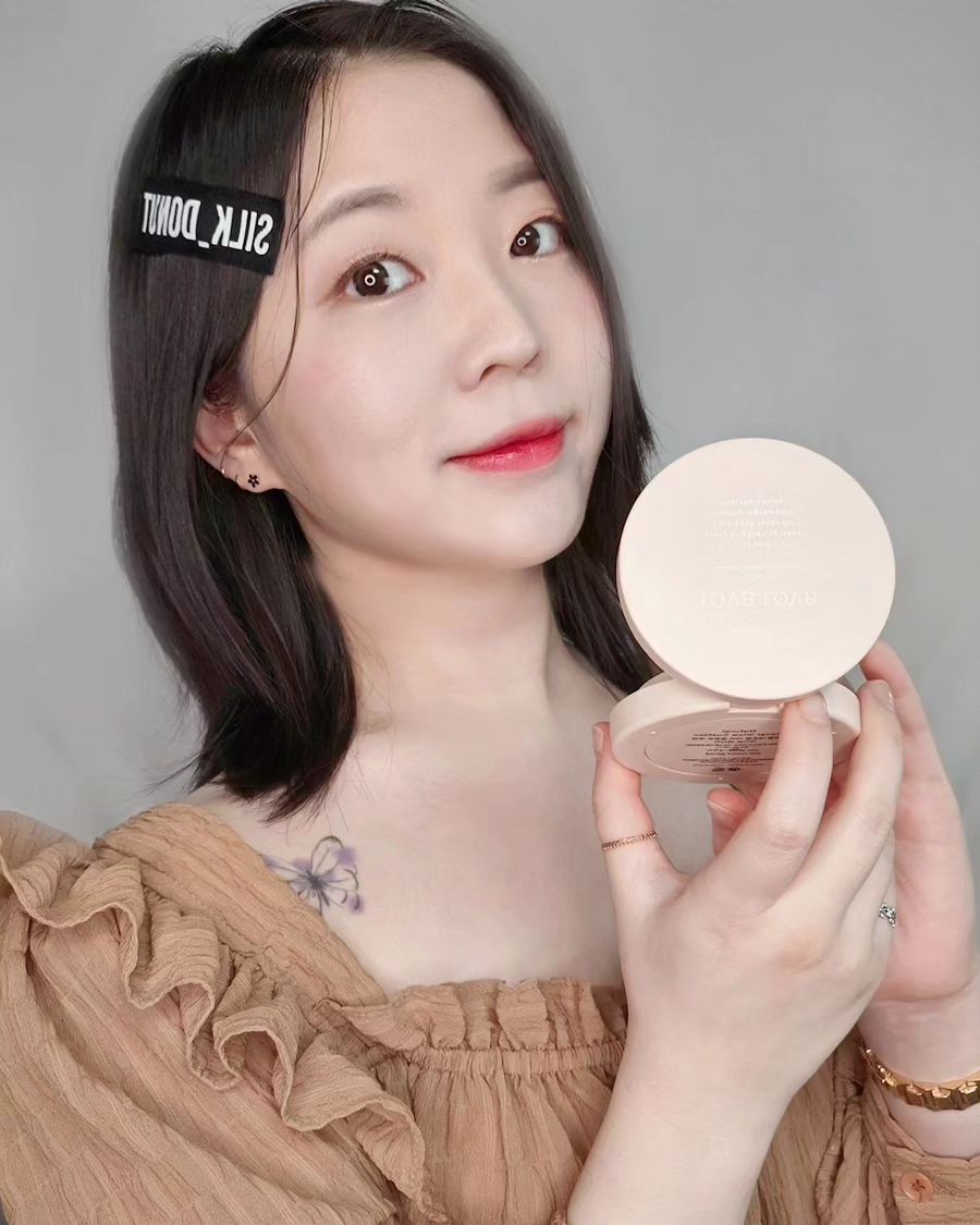 #협찬 lovblovb_official
 
벌써 발렌타인데이가 코앞으로 다가왔지뭐얌!? 🥰
 
럽럽코스메틱 틴트랑 쿠션으로 발렌타인데이 메이크업을 해봤는데요! 이번에 새롭게 출시 된 내추럴커버 글로우쿠션 25N 모카베이지는 섹시한 피부색을 가진 분들에게 딱이겠더라구요 💖 21P 포슬린 아이보리는 하이라이터로 25N 모카베이지는 쉐딩으로 활용을 해서 메이크업을 해봤는데 색감이 진짜 넘 예뻐용 🤭✨
 
이번 발렌타인데이는 럽럽코스메틱과 함께 준비해보세요🥳
 
 
#럽럽코스메틱 #발렌타인데이 #발렌타인데이메이크업 #내추럴커버글로우쿠션 #쿠션추천 #워터드롭스테인틴트 #워터틴트 #글로우틴트 #틴트추천 #lovblovb #lovb #cushionfoundation #lipstain #liploss