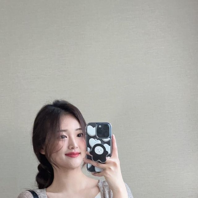 윰찌 on Instagram: "#협찬 안녕하세윰🤎 모두덜 퇴근 빠르게 진행시키셨나여~~ 저는 @gumdaheeda 에서 귀염뽕짝한 폰케이스를 바꿔 껴봤어여🖤 가오나시 진심 귀욤 그잡채..✨ 앞으로 자주 보게